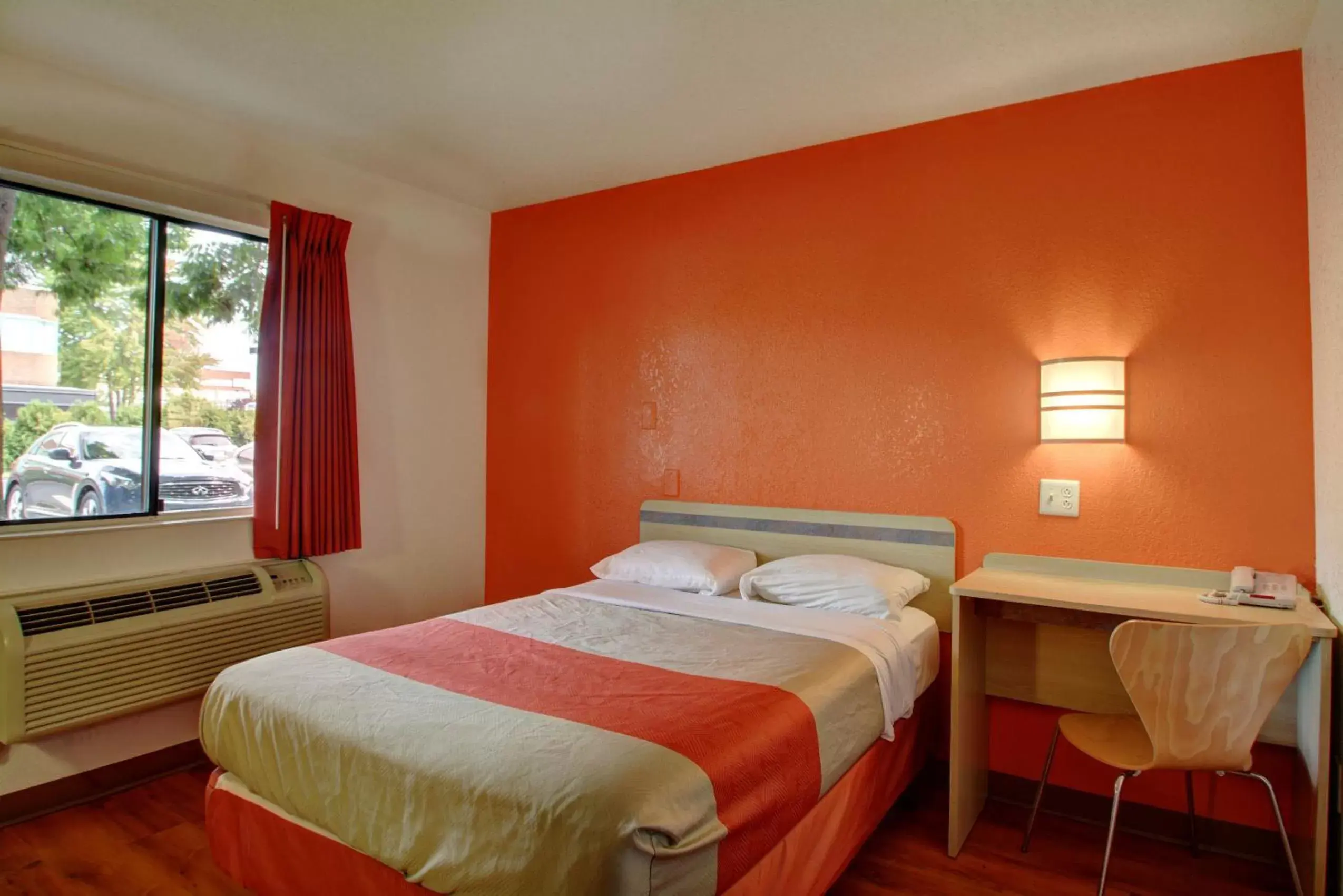 Queen Room - Smoking in Motel 6-Wethersfield, CT - Hartford Queen Room - Smoking in Motel 6-Wethersfield, CT - Hartford