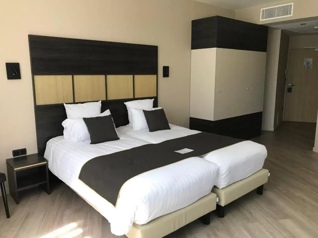 Superior Queen Room - Mobility Accessible in Best Western Plus Hôtel Escapade Senlis Superior Queen Room - Mobility Accessible in Best Western Plus Hôtel Escapade Senlis