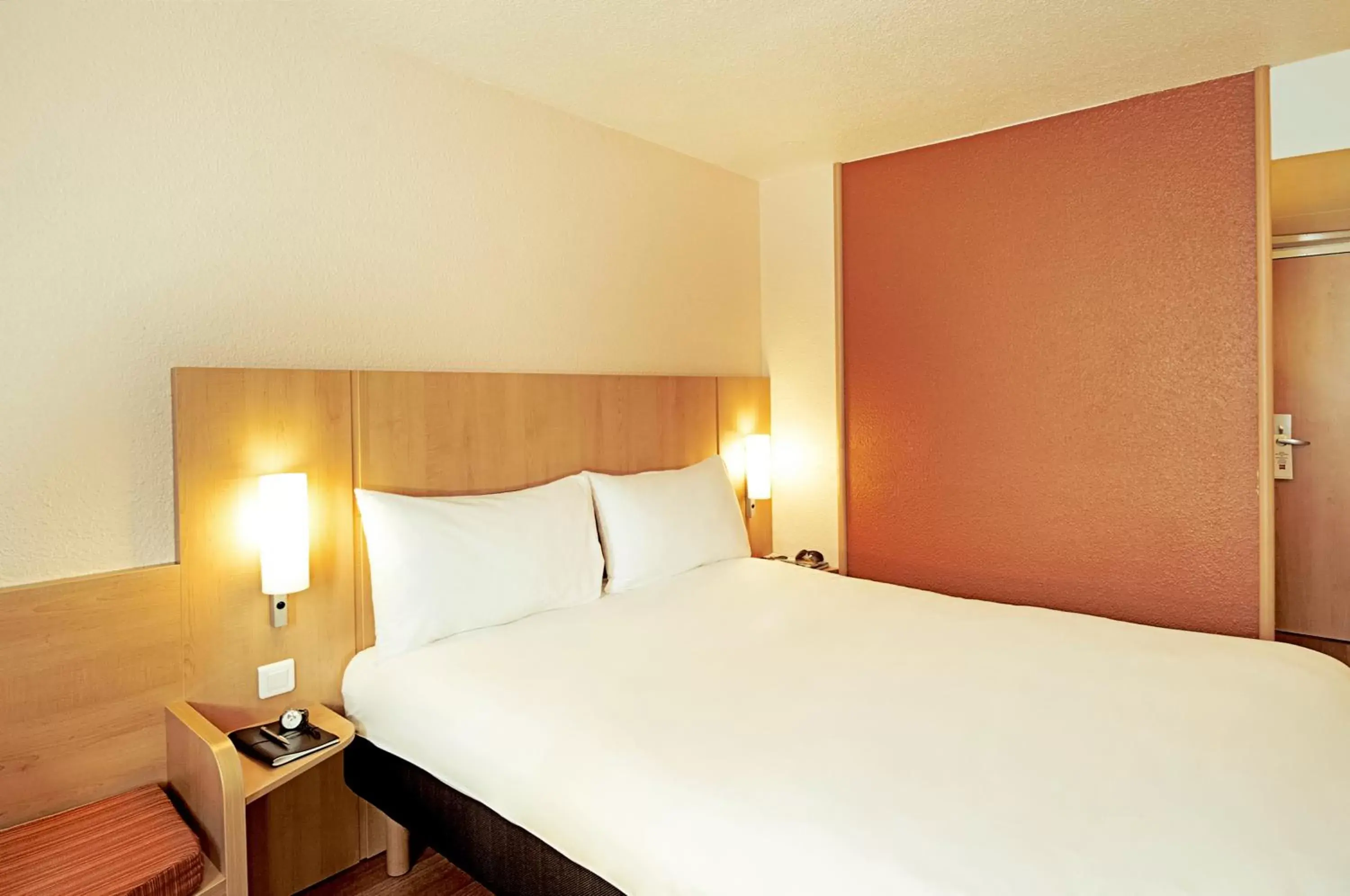 Standard One Double Bed in ibis Beauvais Aéroport Standard One Double Bed in ibis Beauvais Aéroport