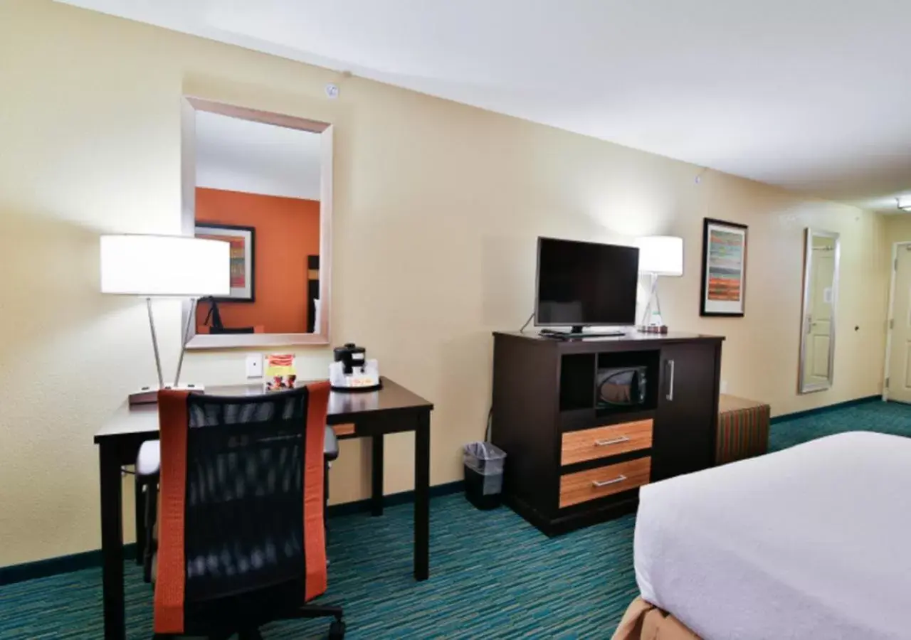 Standard Queen Room with Two Queen Beds and Mobility Accessible Roll-In Shower in Holiday Inn Bismarck, an IHG Hotel Standard Queen Room with Two Queen Beds and Mobility Accessible Roll-In Shower in Holiday Inn Bismarck, an IHG Hotel