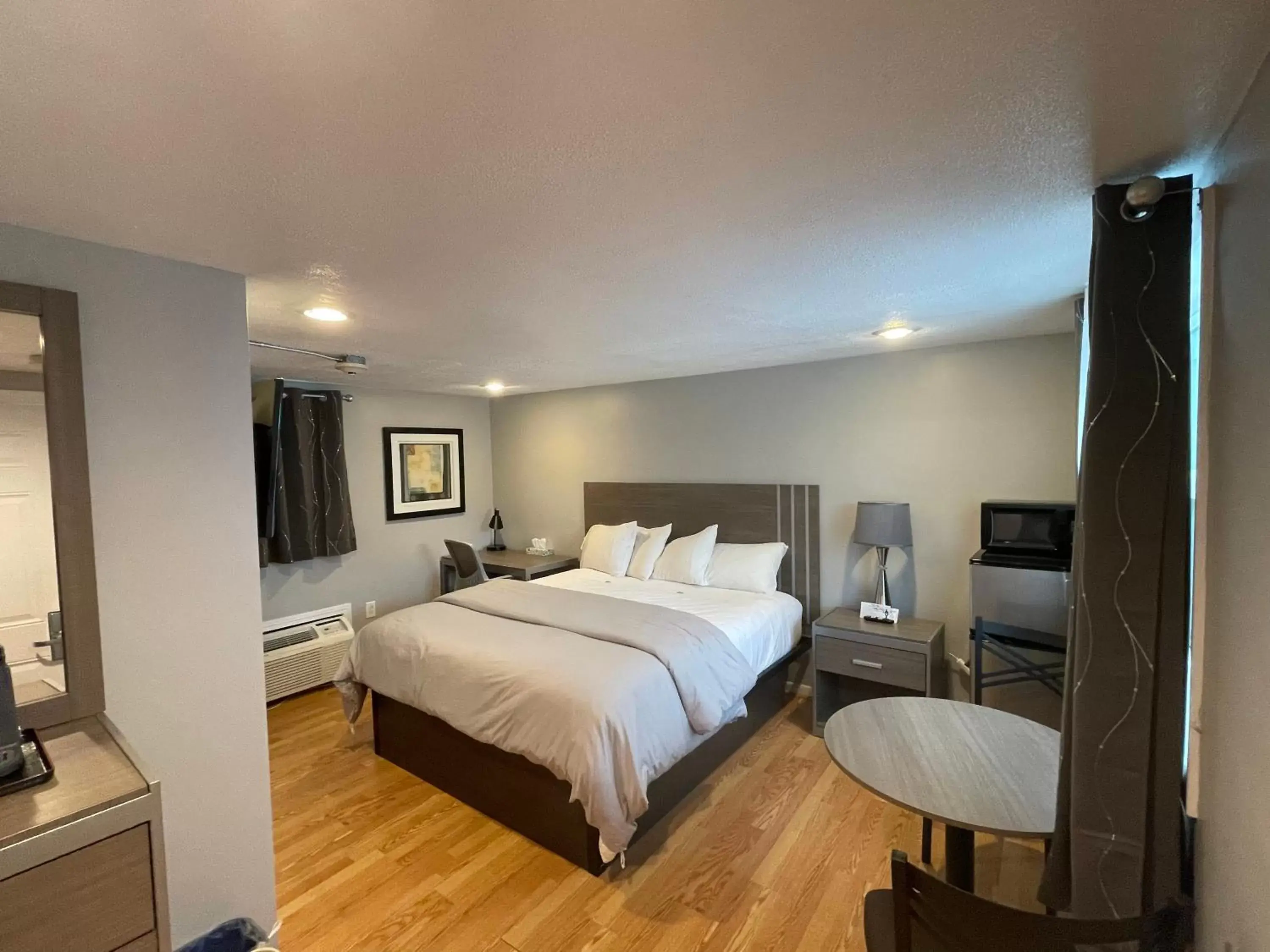 King Room with Pool View in Aquastar Inn King Room with Pool View in Aquastar Inn