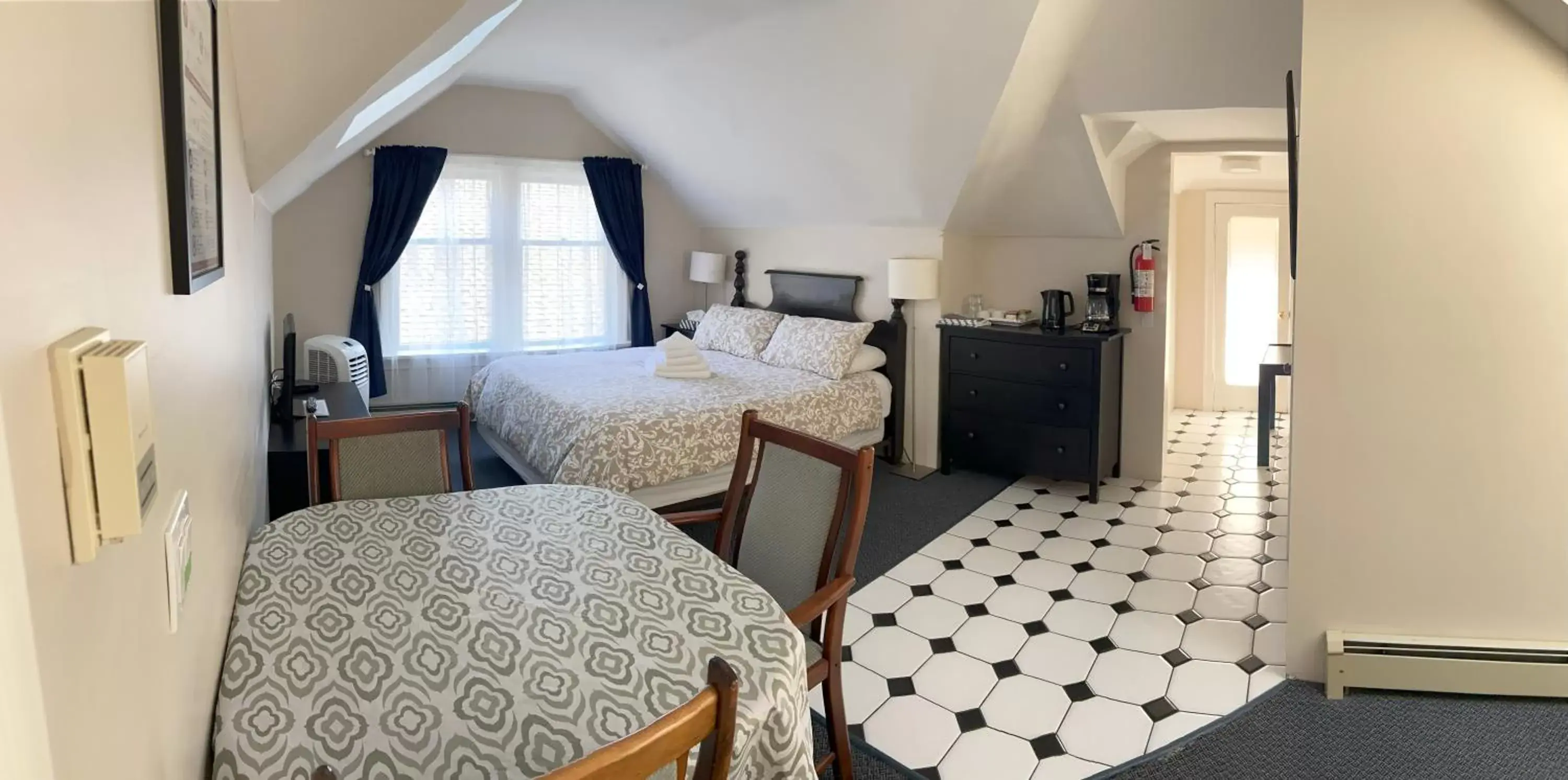 Penthouse Suite with Private Bathroom in Douglas Guest House Penthouse Suite with Private Bathroom in Douglas Guest House