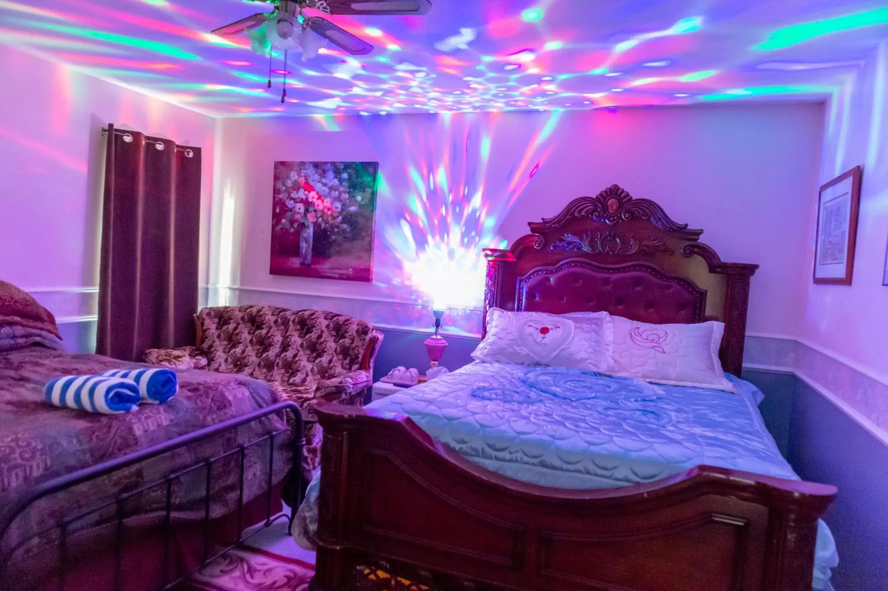 Family Room with Private Bathroom in Anita's Bed & Breakfast Master Bedroom with 2 Queen Beds - 4 People Family Room with Private Bathroom in Anita's Bed & Breakfast Master Bedroom with 2 Queen Beds - 4 People