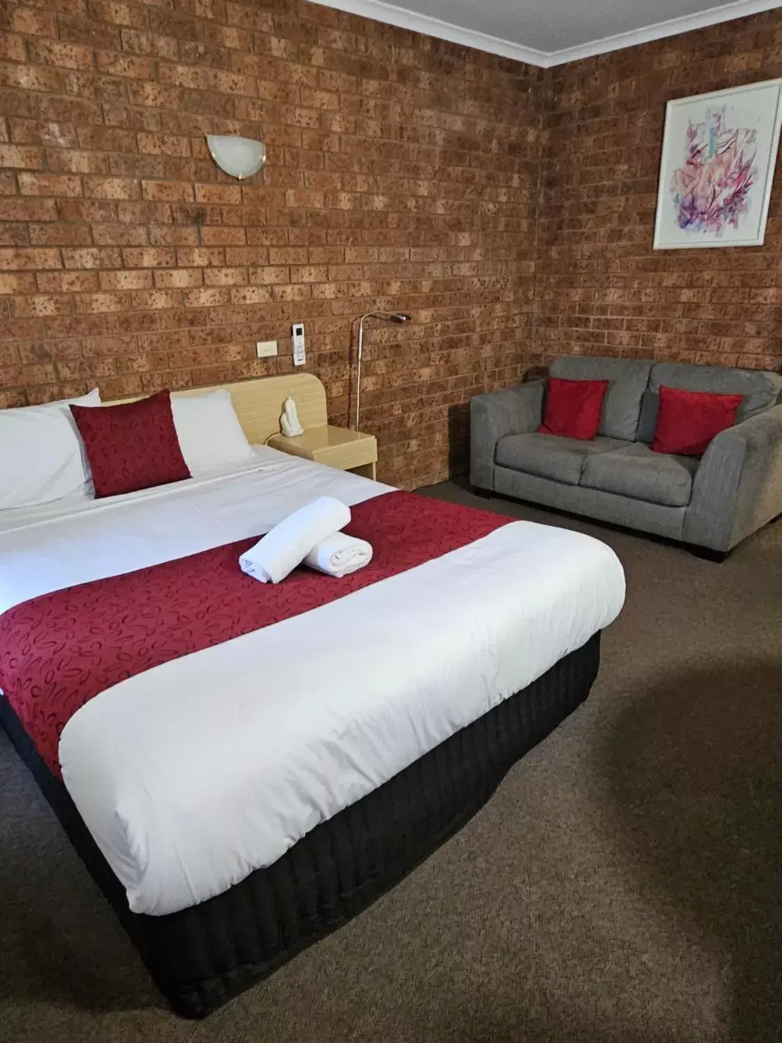 Standard Queen Room in Courtyard Motor Inn Standard Queen Room in Courtyard Motor Inn