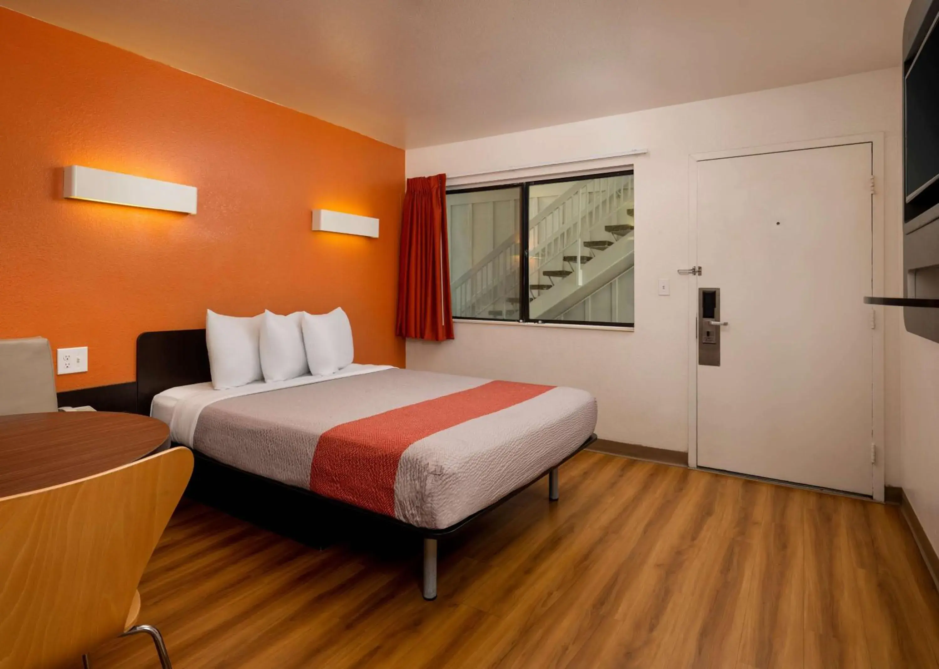 Deluxe Queen Room in Motel 6-Pismo Beach, CA Deluxe Queen Room in Motel 6-Pismo Beach, CA