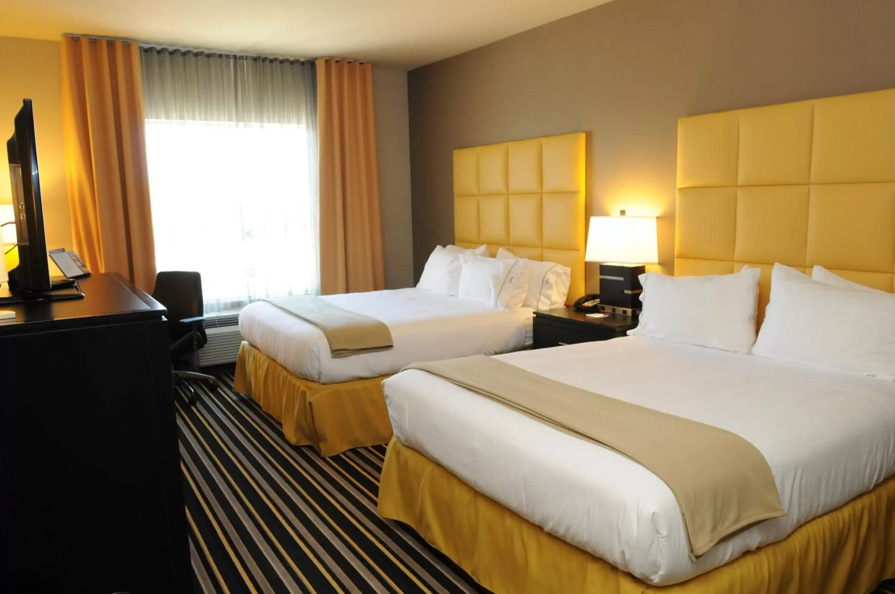Standard Queen Room with Two Queen Beds in Holiday Inn Express Covington-Madisonville by IHG Standard Queen Room with Two Queen Beds in Holiday Inn Express Covington-Madisonville by IHG