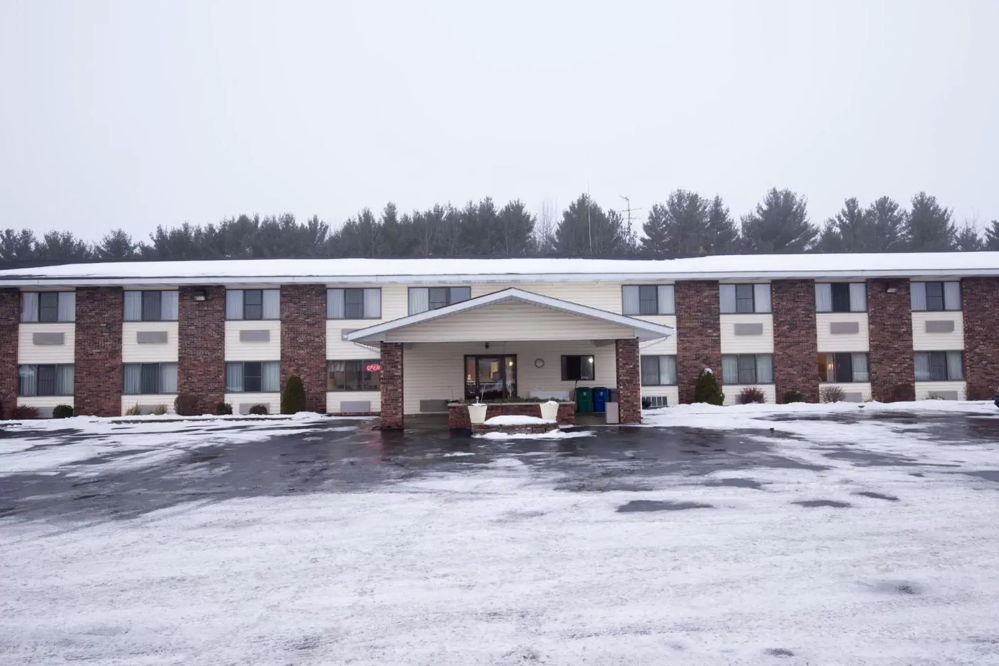 King Suite - Non-Smoking in Travelodge by Wyndham Merrill King Suite - Non-Smoking in Travelodge by Wyndham Merrill