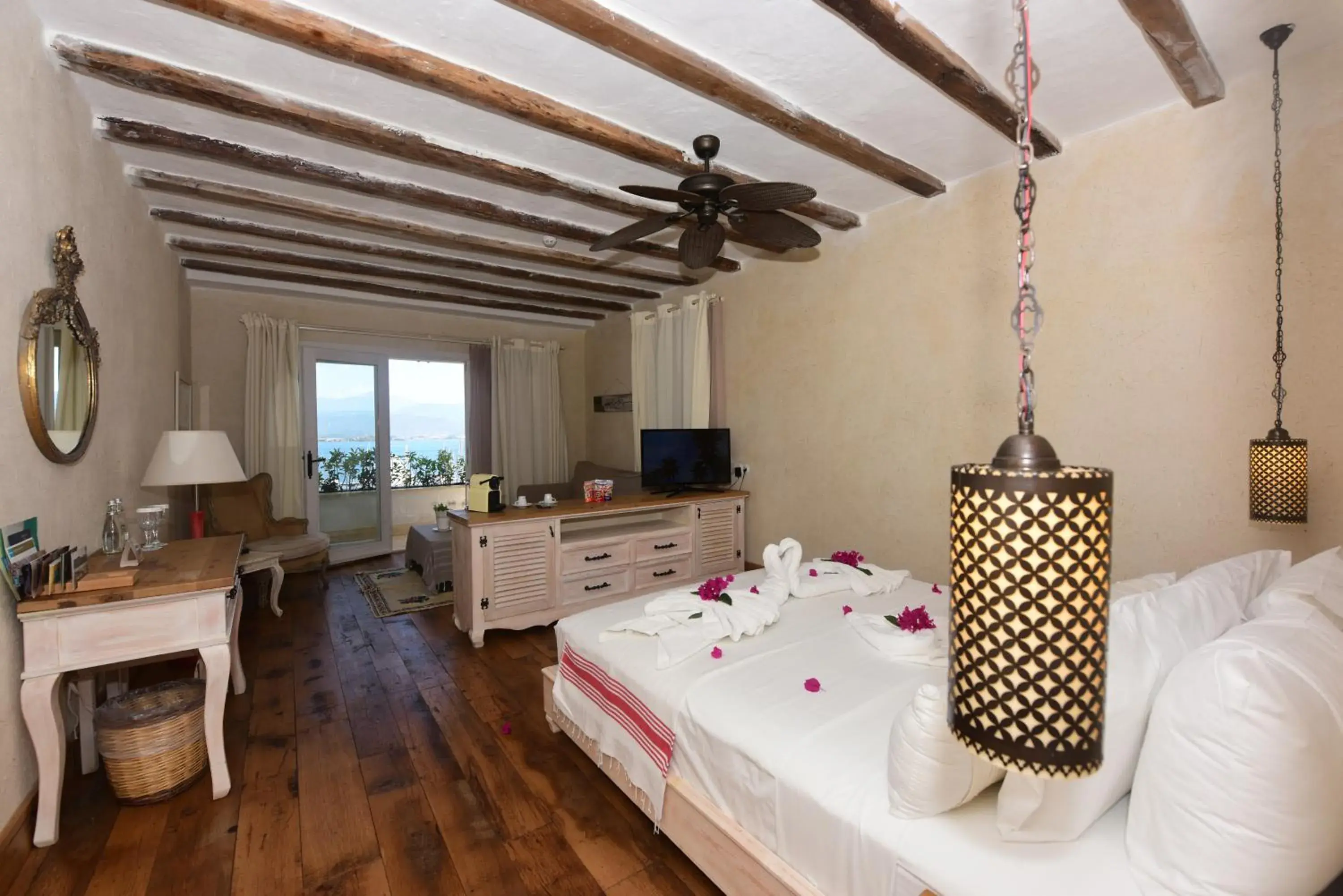 Queen Suite Sea View with Jacuzzi in Hotel Unique-Boutique Class - Adults Only Queen Suite Sea View with Jacuzzi in Hotel Unique-Boutique Class - Adults Only