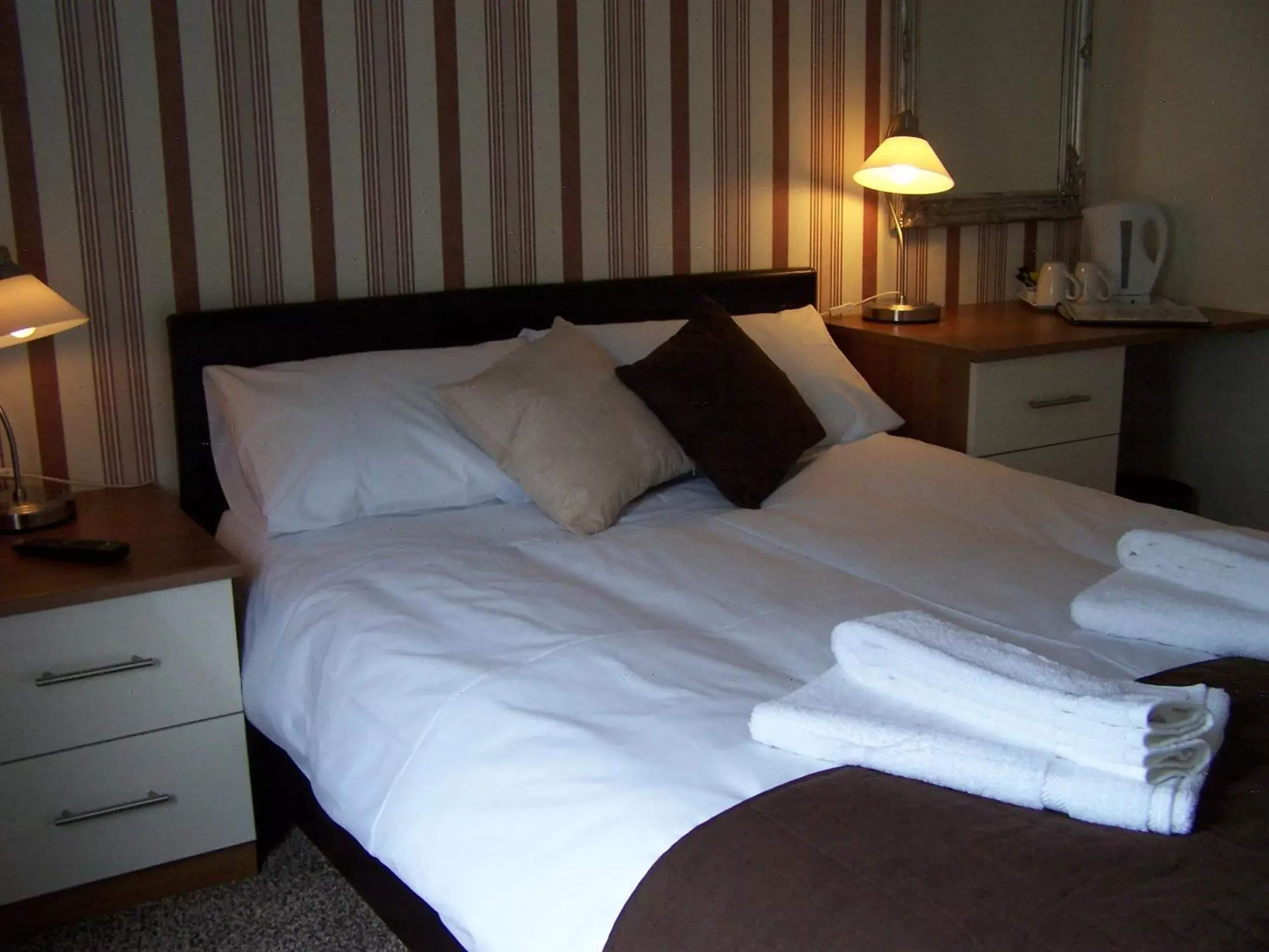 Double Room with Shower in The White Swan Double Room with Shower in The White Swan