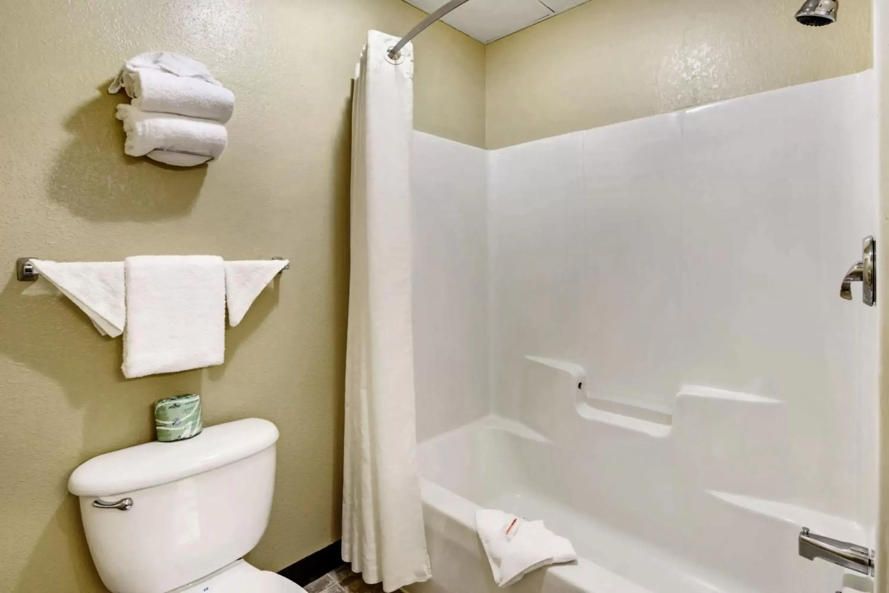 Deluxe King Studio Suite - Non-Smoking in Super 8 by Wyndham Salisbury Deluxe King Studio Suite - Non-Smoking in Super 8 by Wyndham Salisbury