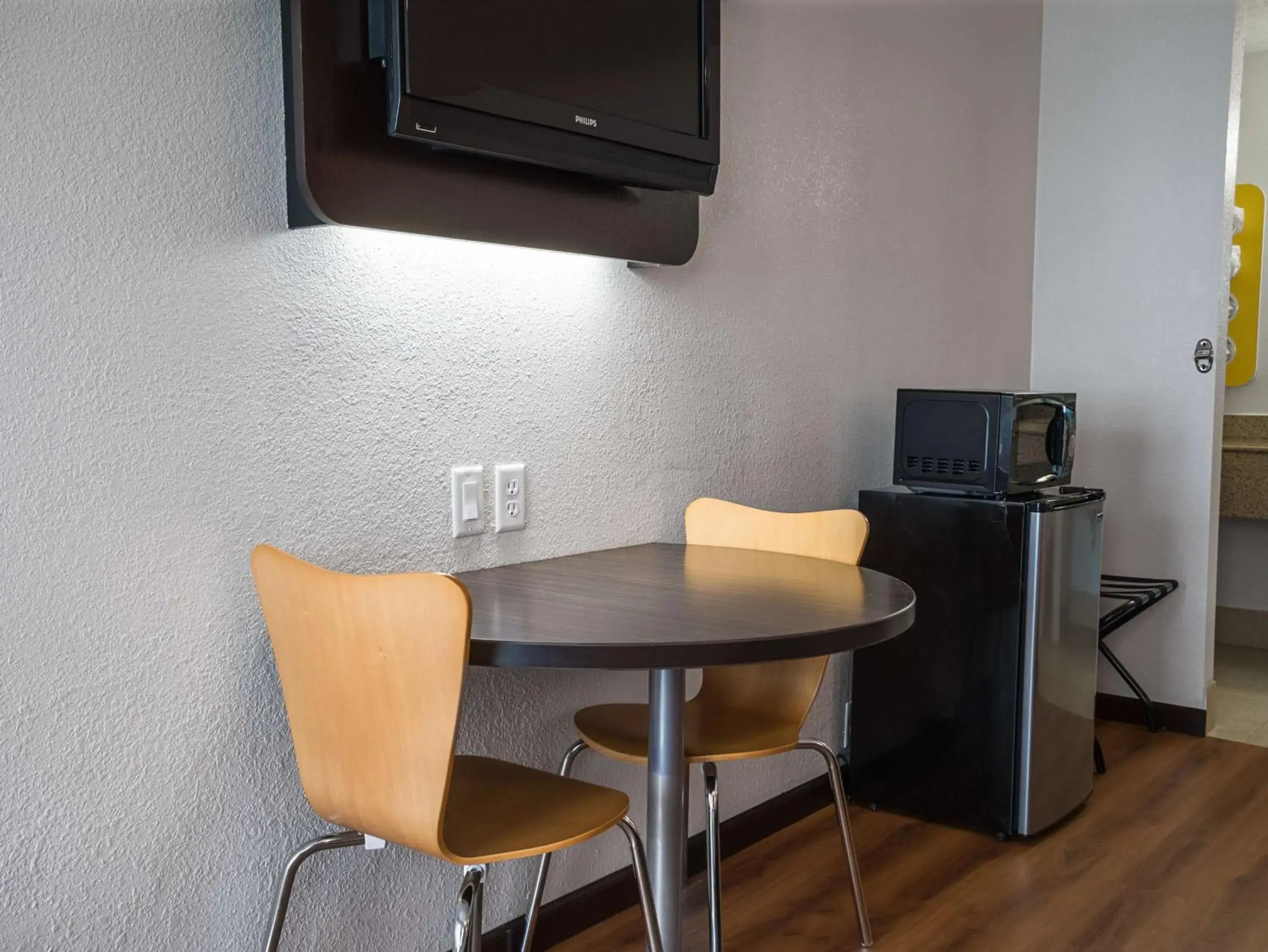 King Room with Roll-in Shower - Disability Access - Non-Smoking in Motel 6-Columbus, OH - OSU King Room with Roll-in Shower - Disability Access - Non-Smoking in Motel 6-Columbus, OH - OSU