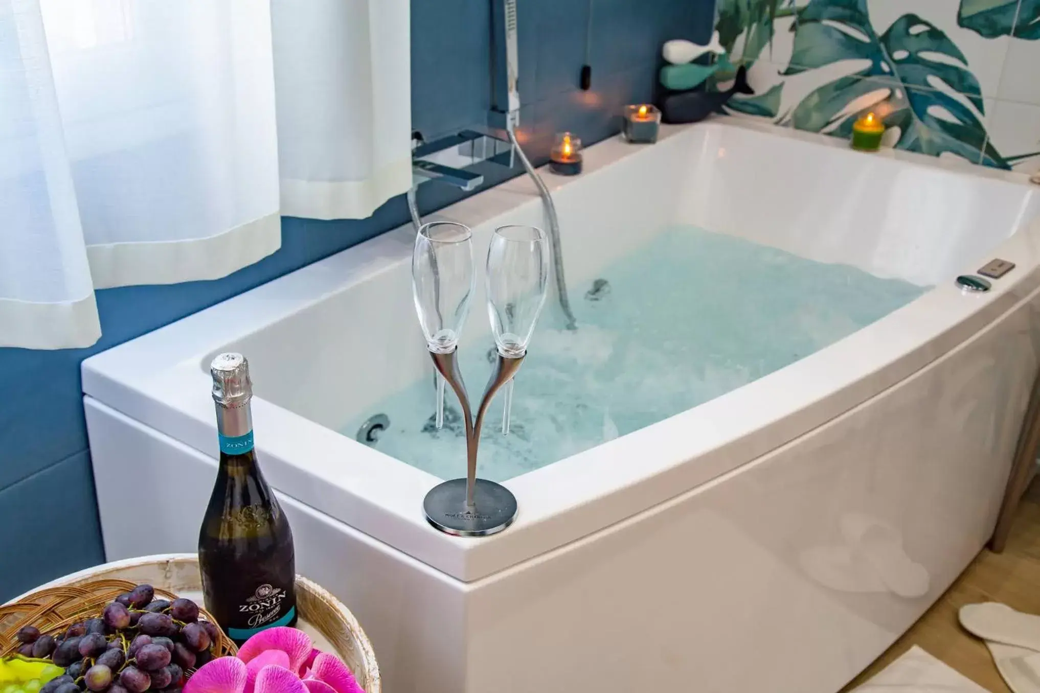 Deluxe Suite with Spa Bath in Vittoria Luxury Rooms Deluxe Suite with Spa Bath in Vittoria Luxury Rooms