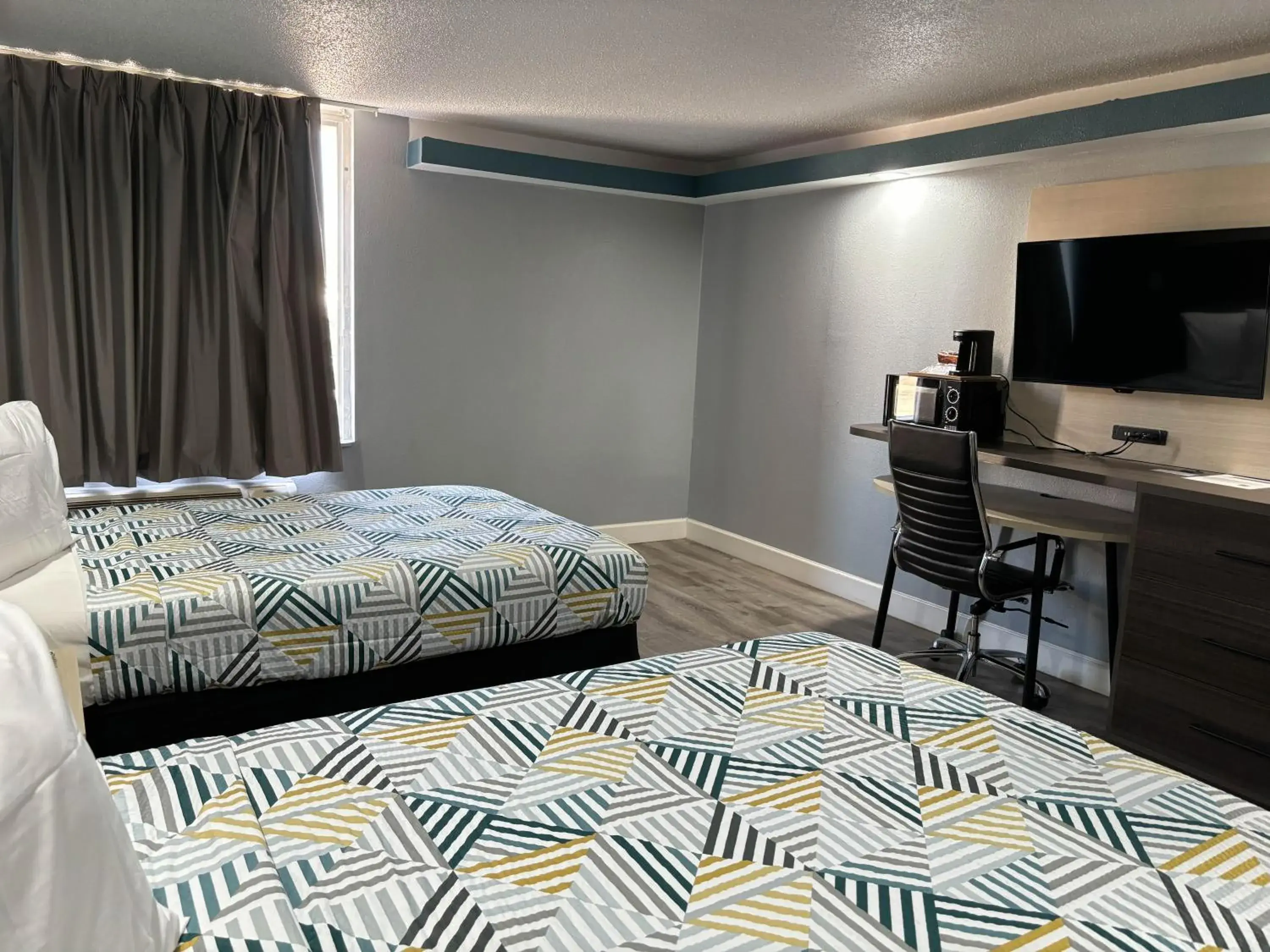 Deluxe Queen Room with Two Queen Beds - Smoking in Studio 6 Suites Memphis, TN East Memphis Deluxe Queen Room with Two Queen Beds - Smoking in Studio 6 Suites Memphis, TN East Memphis