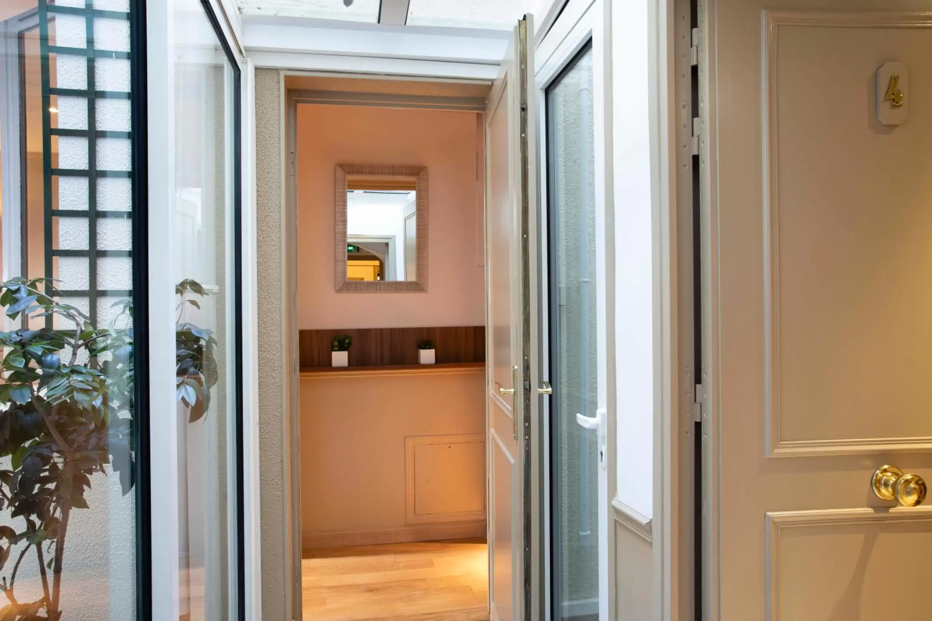 Superior Family Room in Hôtel de la Tour Eiffel Superior Family Room in Hôtel de la Tour Eiffel