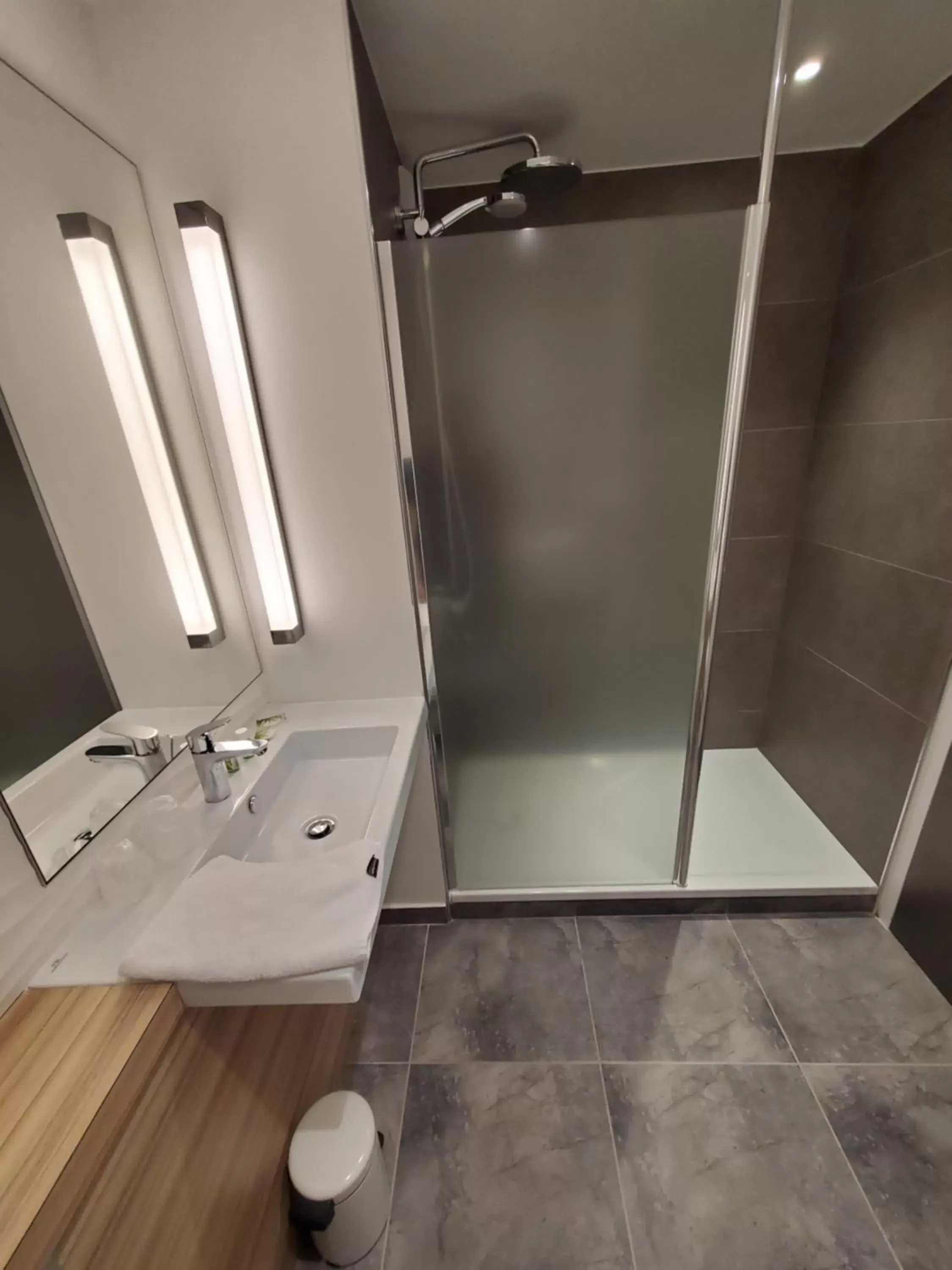 1 Double Bed - Superior Room in Campanile Fontainebleau 1 Double Bed - Superior Room in Campanile Fontainebleau