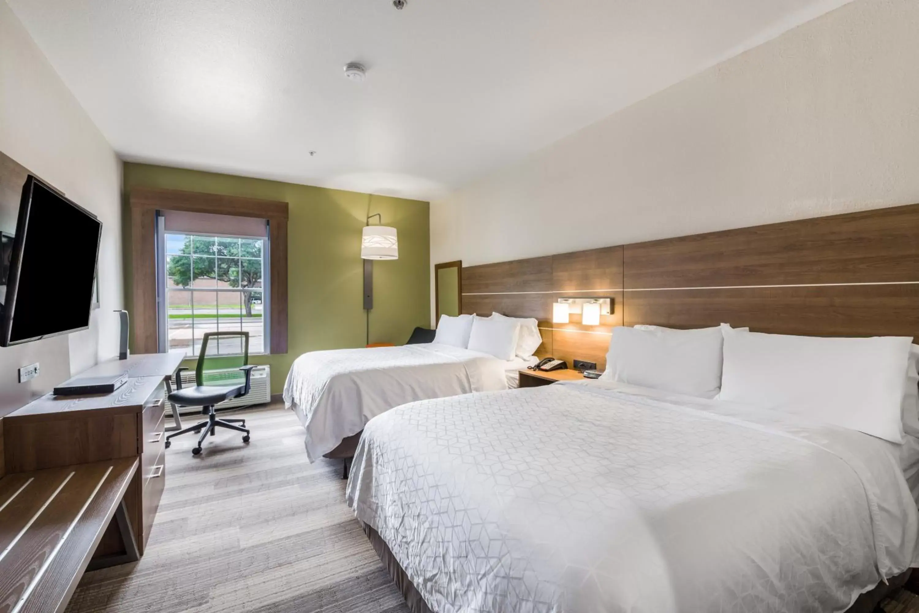 Standard Queen Room with Two Queen Beds in Holiday Inn Express Hotel & Suites Columbus by IHG Standard Queen Room with Two Queen Beds in Holiday Inn Express Hotel & Suites Columbus by IHG