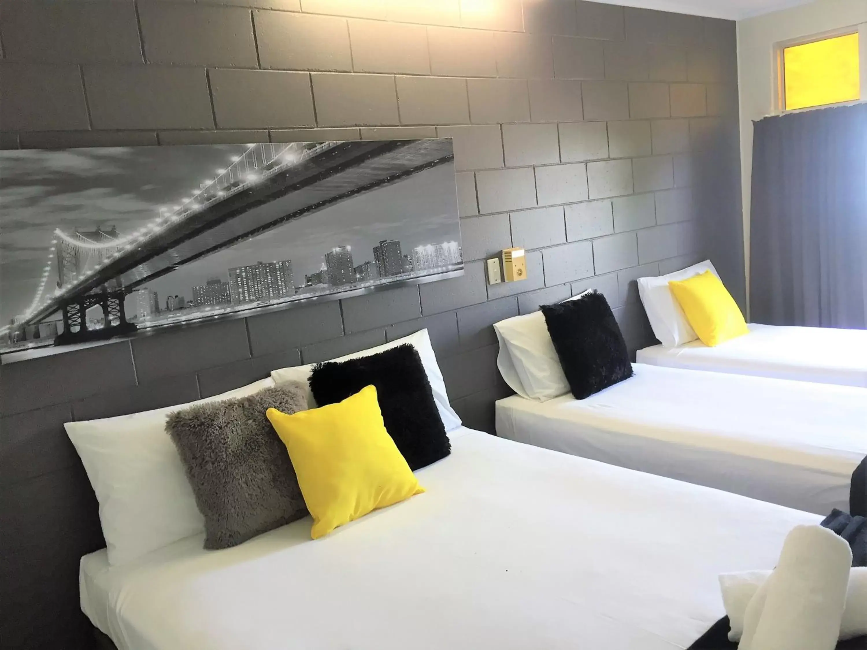 Deluxe Family Room in Cardwell at the Beach Deluxe Family Room in Cardwell at the Beach