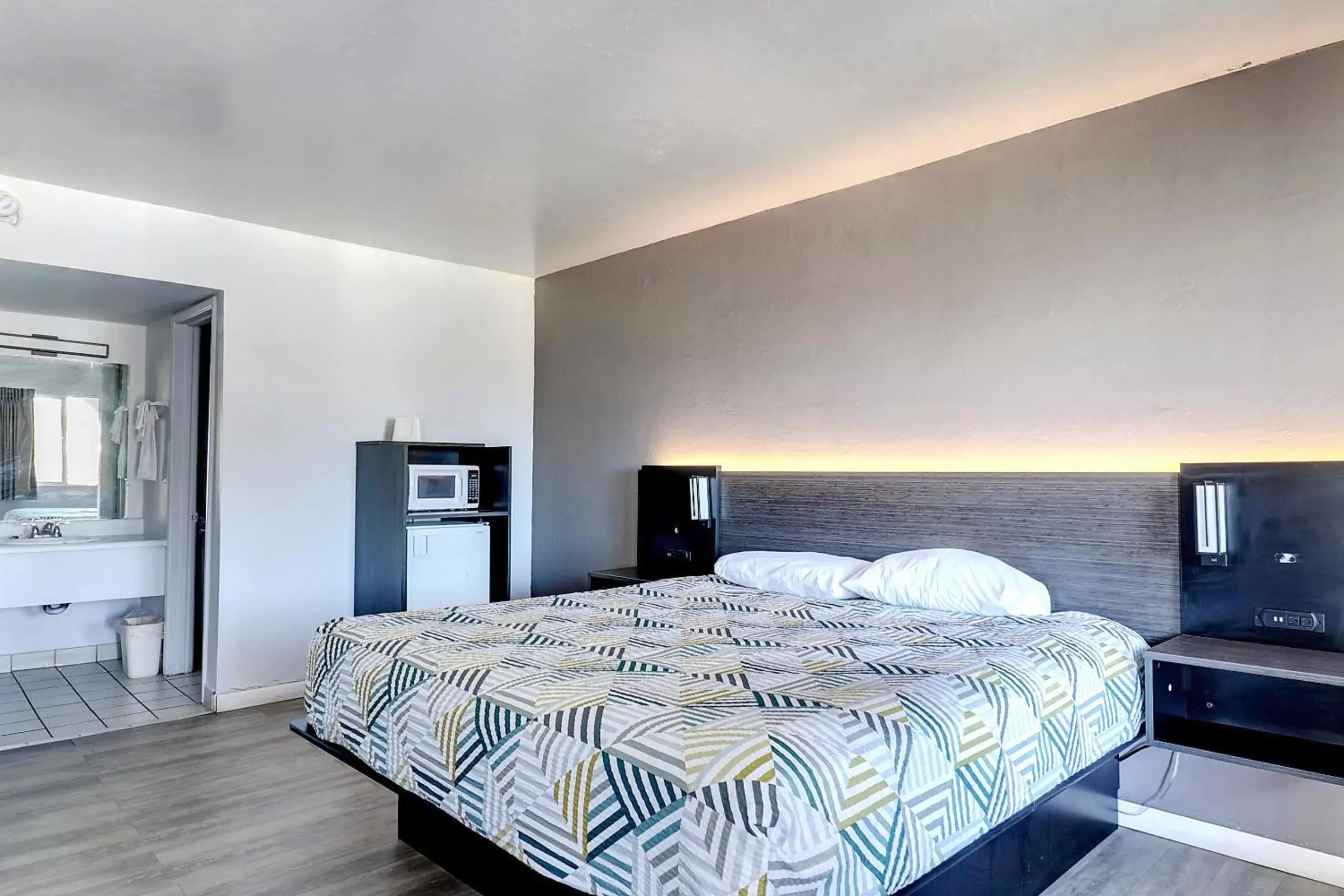 Queen Room - Disability Access - Non-Smoking in Motel 6 Tucson, AZ - East Williams Center Queen Room - Disability Access - Non-Smoking in Motel 6 Tucson, AZ - East Williams Center