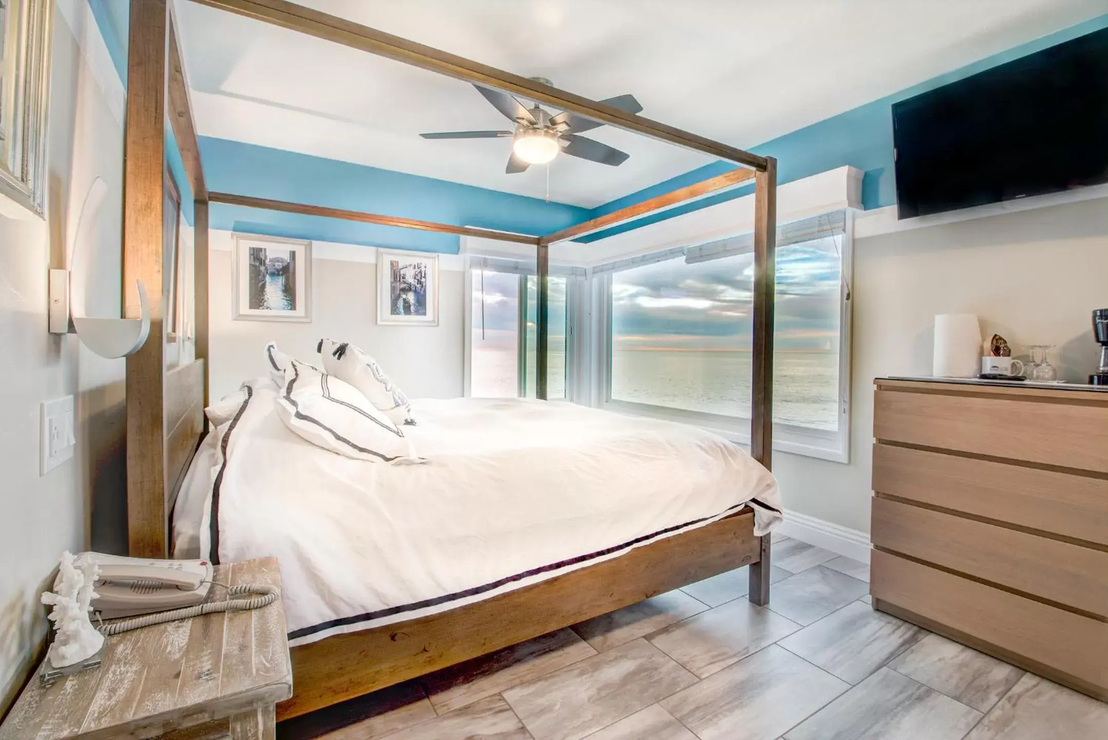 Upper King Suite in The Inn at Sunset Cliffs Upper King Suite in The Inn at Sunset Cliffs