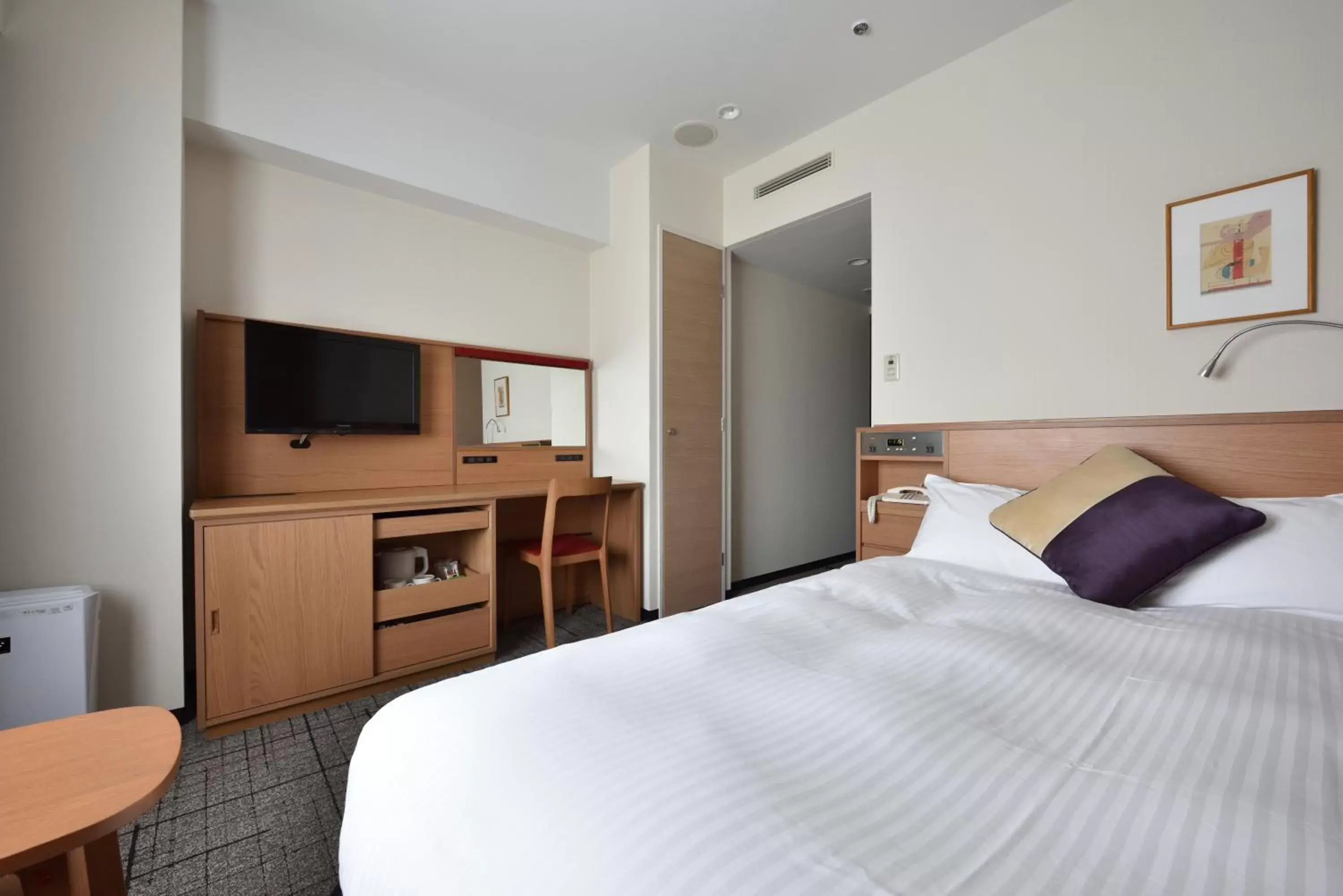 Standard Small Double Room with Lounge Access - Non-Smoking (18sqm, 18F) in Hotel Granvia Hiroshima Standard Small Double Room with Lounge Access - Non-Smoking (18sqm, 18F) in Hotel Granvia Hiroshima