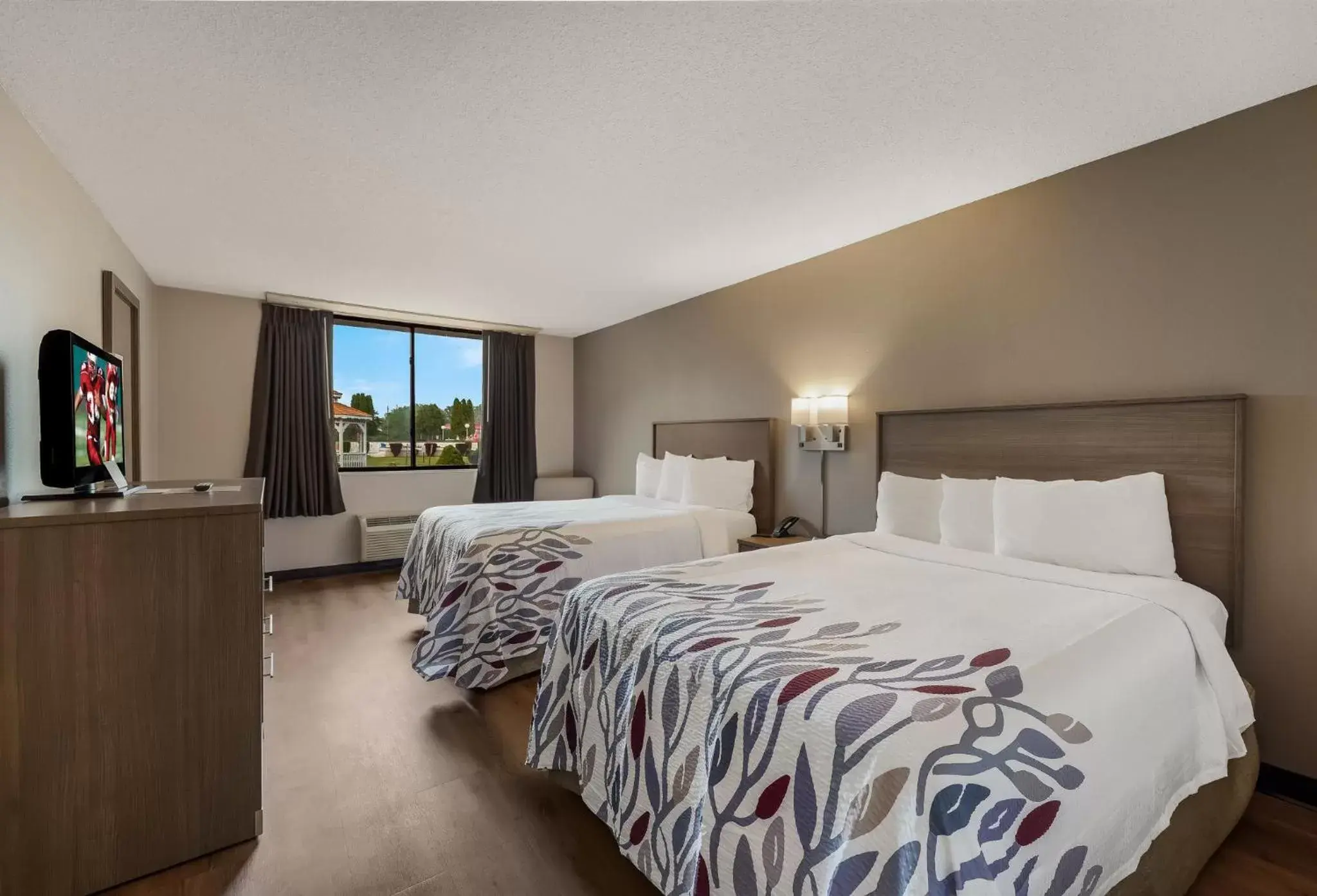 Deluxe Room with Two Double Beds Disability Access Roll-In Shower Non-Smoking in Red Roof Inn Painted Post Deluxe Room with Two Double Beds Disability Access Roll-In Shower Non-Smoking in Red Roof Inn Painted Post