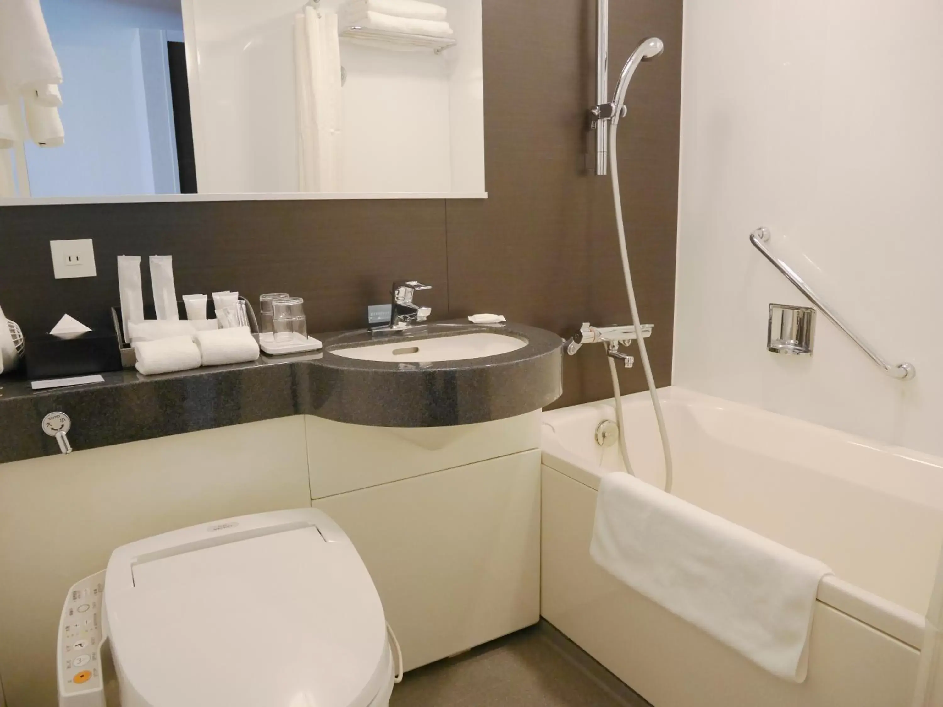 Premium Room with Two Single Beds with Lounge Access - single occupancy in ANA Crowne Plaza Fukuoka by IHG Premium Room with Two Single Beds with Lounge Access - single occupancy in ANA Crowne Plaza Fukuoka by IHG