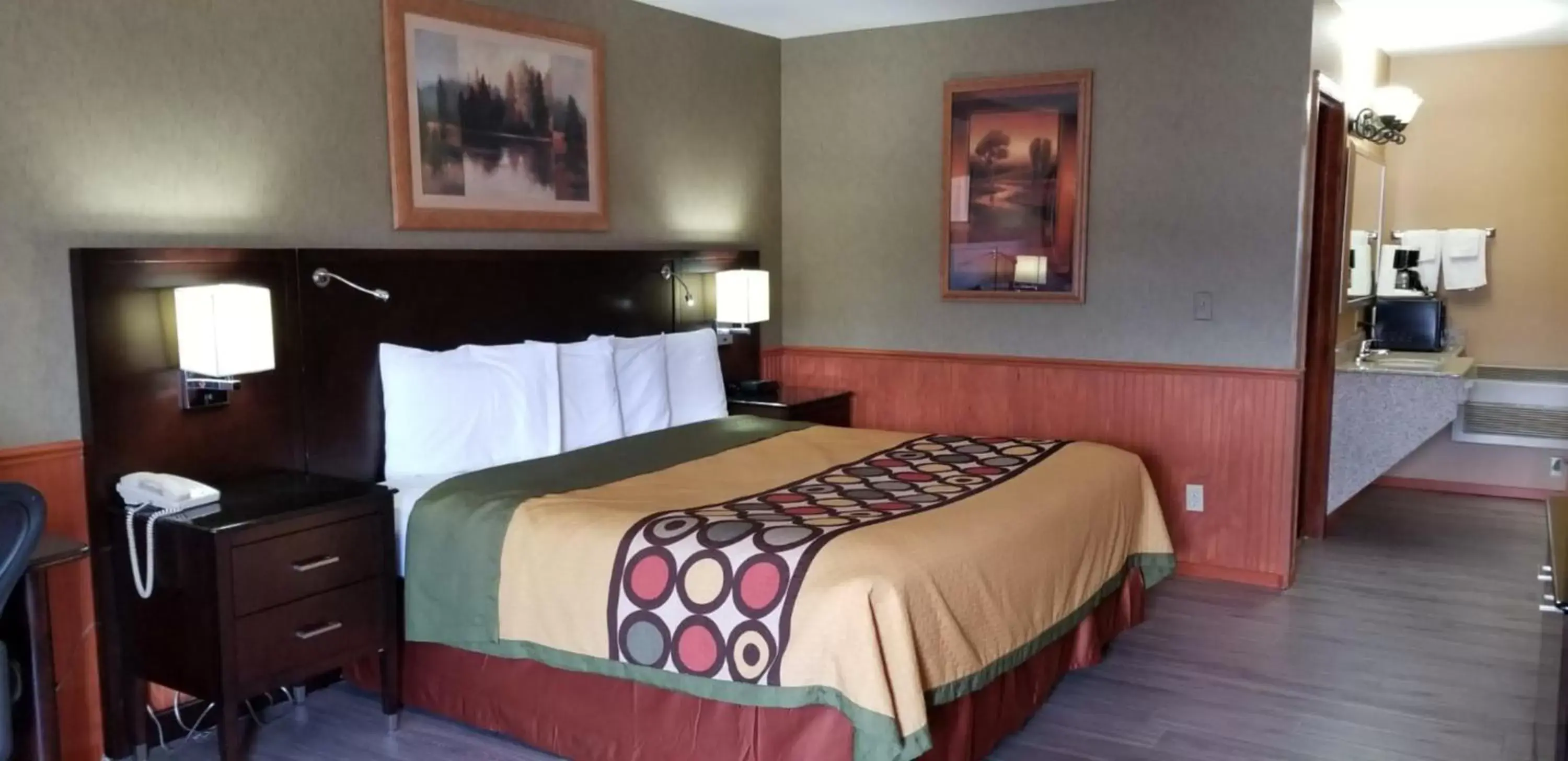 Deluxe King Room in Stewart Lodge Deluxe King Room in Stewart Lodge