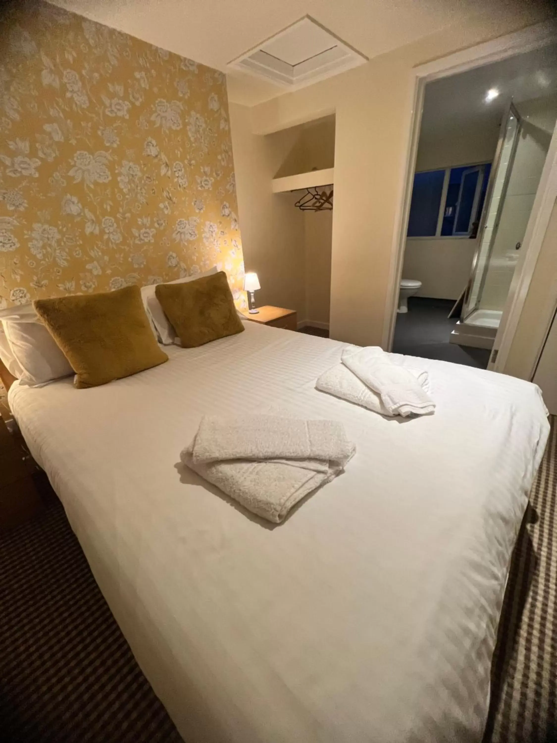 Small Double Room with Ensuite Bathroom and Shower First Floor ( Steep Stairs ) in The Lord Grenfell Small Double Room with Ensuite Bathroom and Shower First Floor ( Steep Stairs ) in The Lord Grenfell