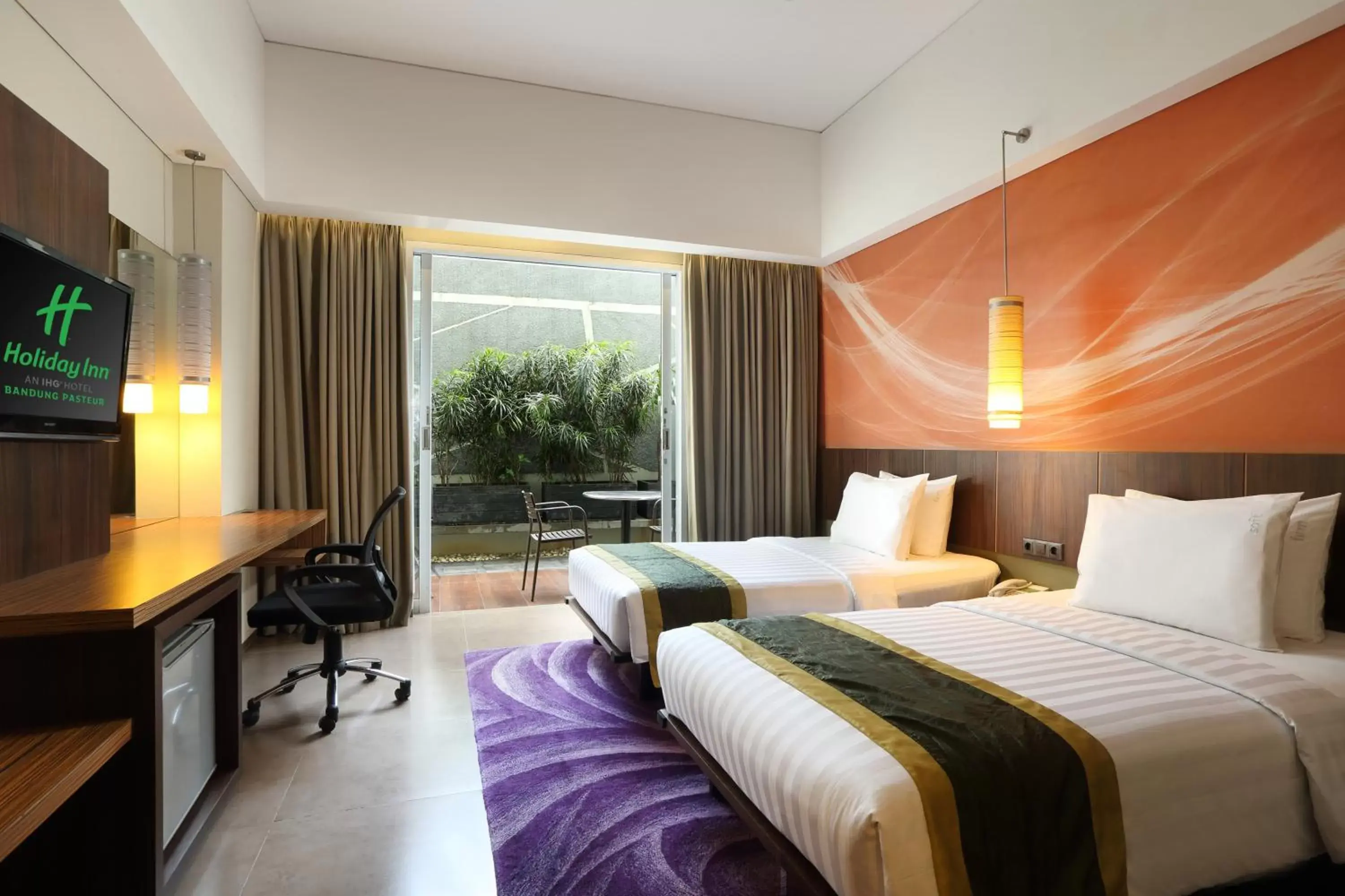 Standard Twin Room with Terrace Access - Smoking in Holiday Inn Bandung Pasteur by IHG Standard Twin Room with Terrace Access - Smoking in Holiday Inn Bandung Pasteur by IHG