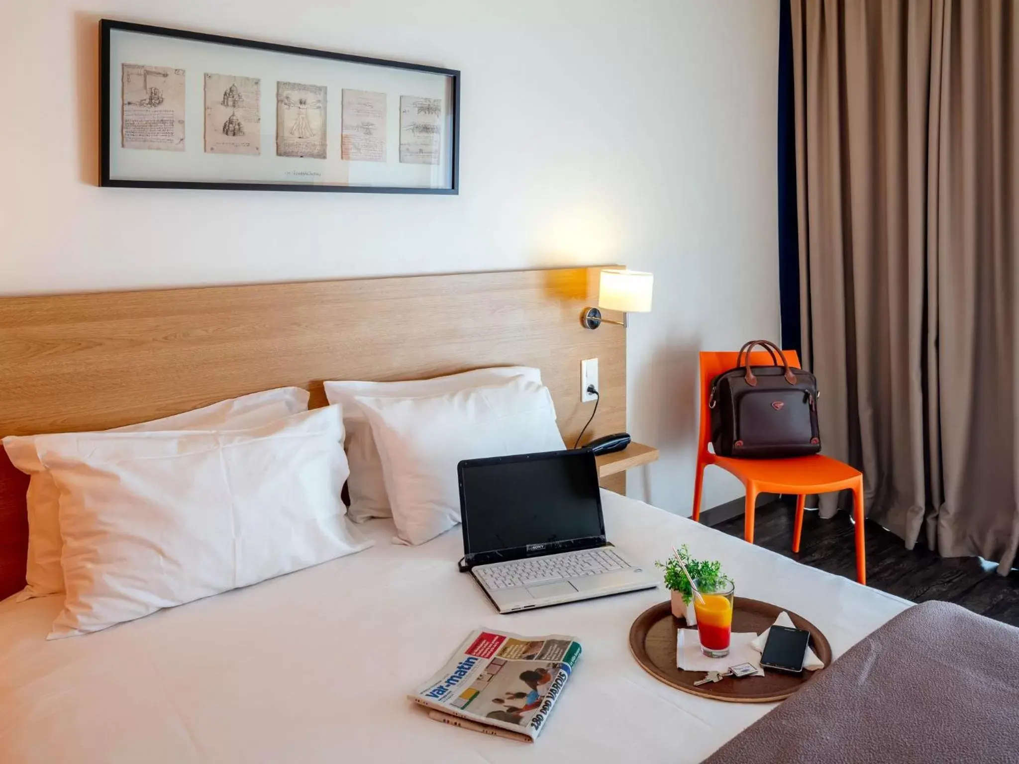 Superior Double Room - Pool Side in Noemys Toulon La Valette - Hotel restaurant avec piscine Superior Double Room - Pool Side in Noemys Toulon La Valette - Hotel restaurant avec piscine