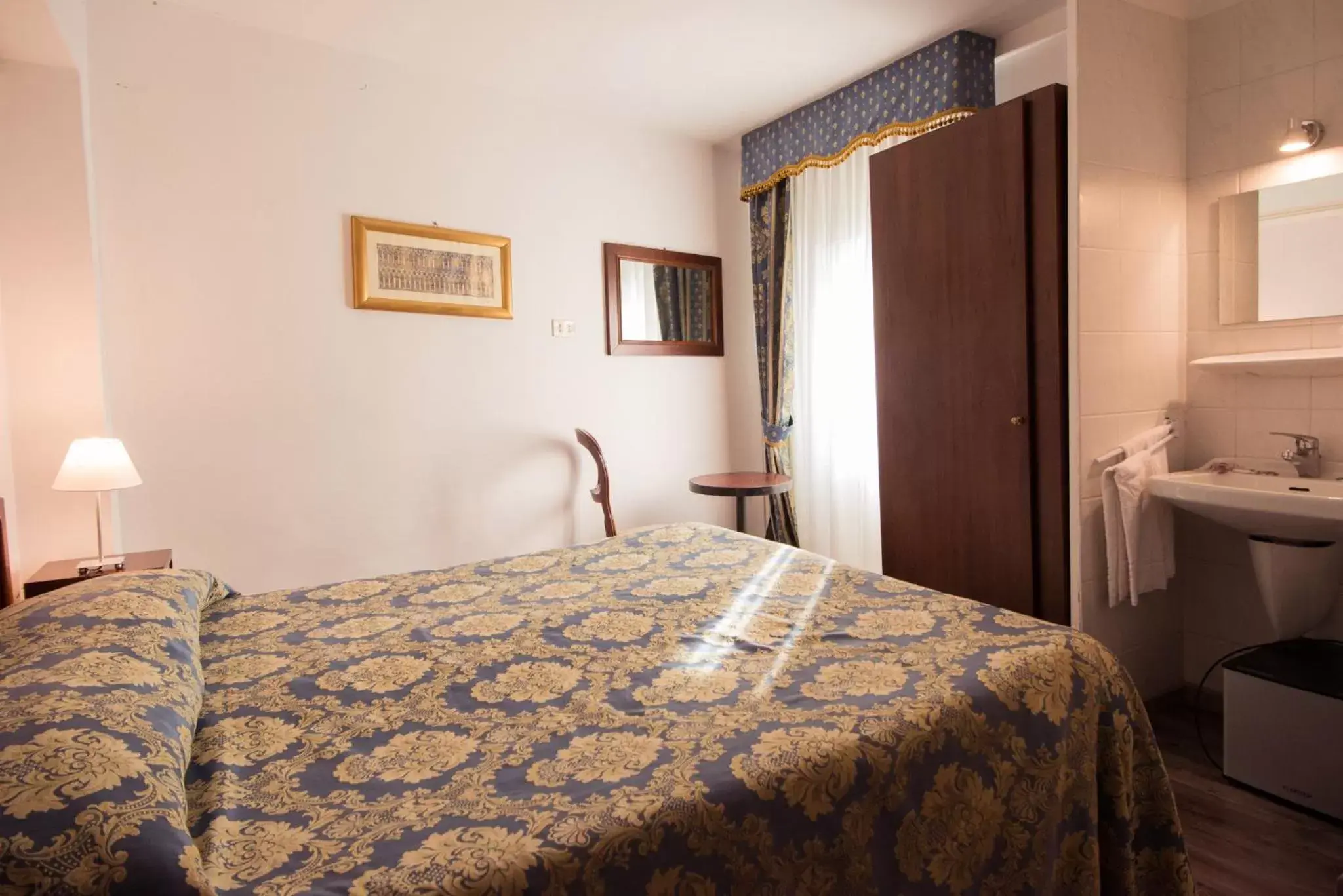 Double or Twin Room with Shared Bathroom in Albergo Casa Peron Double or Twin Room with Shared Bathroom in Albergo Casa Peron