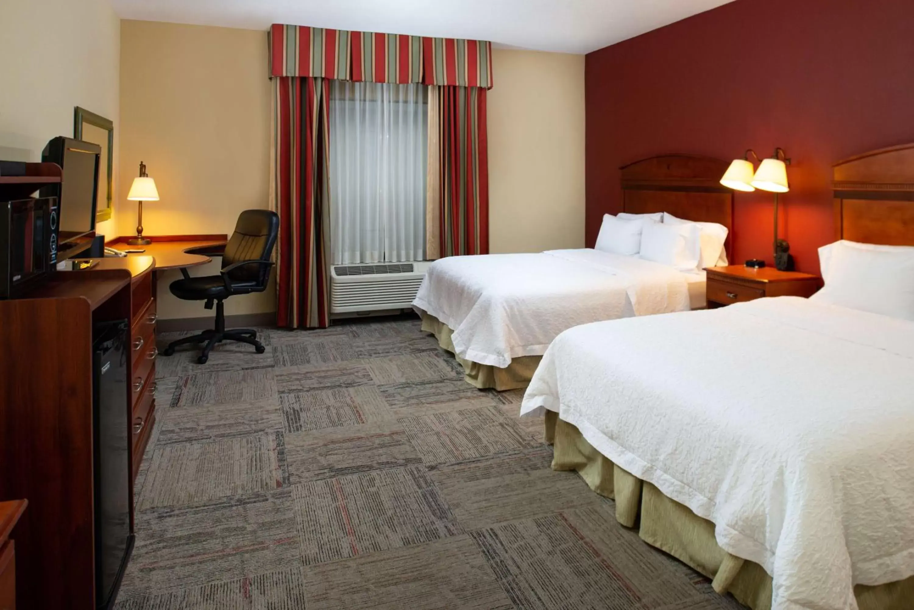 Queen Room with Two Queen Beds - Mobility Access/Non-Smoking in Hampton Inn Kansas City Northeast Queen Room with Two Queen Beds - Mobility Access/Non-Smoking in Hampton Inn Kansas City Northeast
