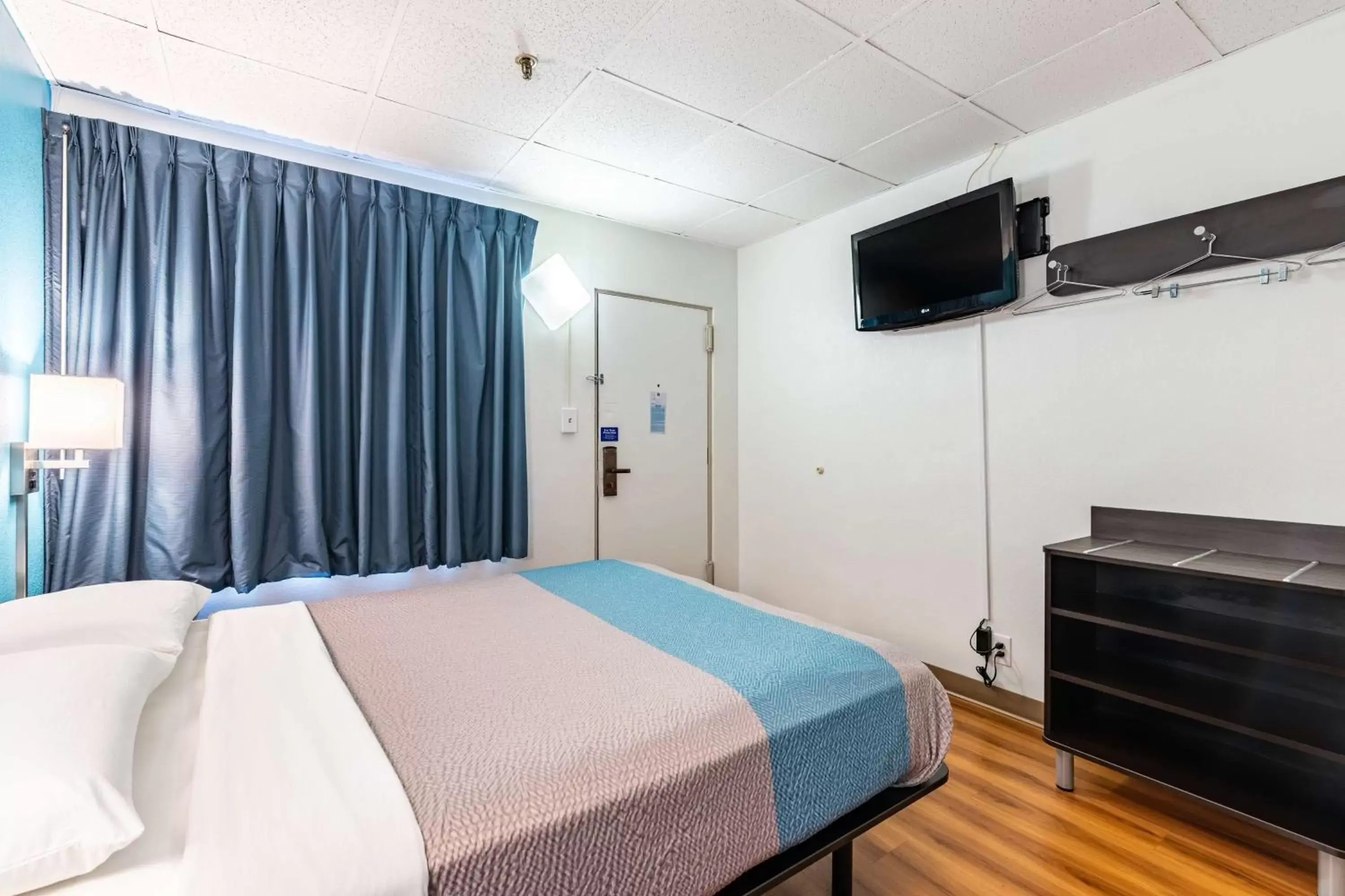 Queen Room - Non-Smoking in Motel 6-Elmsford, NY - White Plains Queen Room - Non-Smoking in Motel 6-Elmsford, NY - White Plains