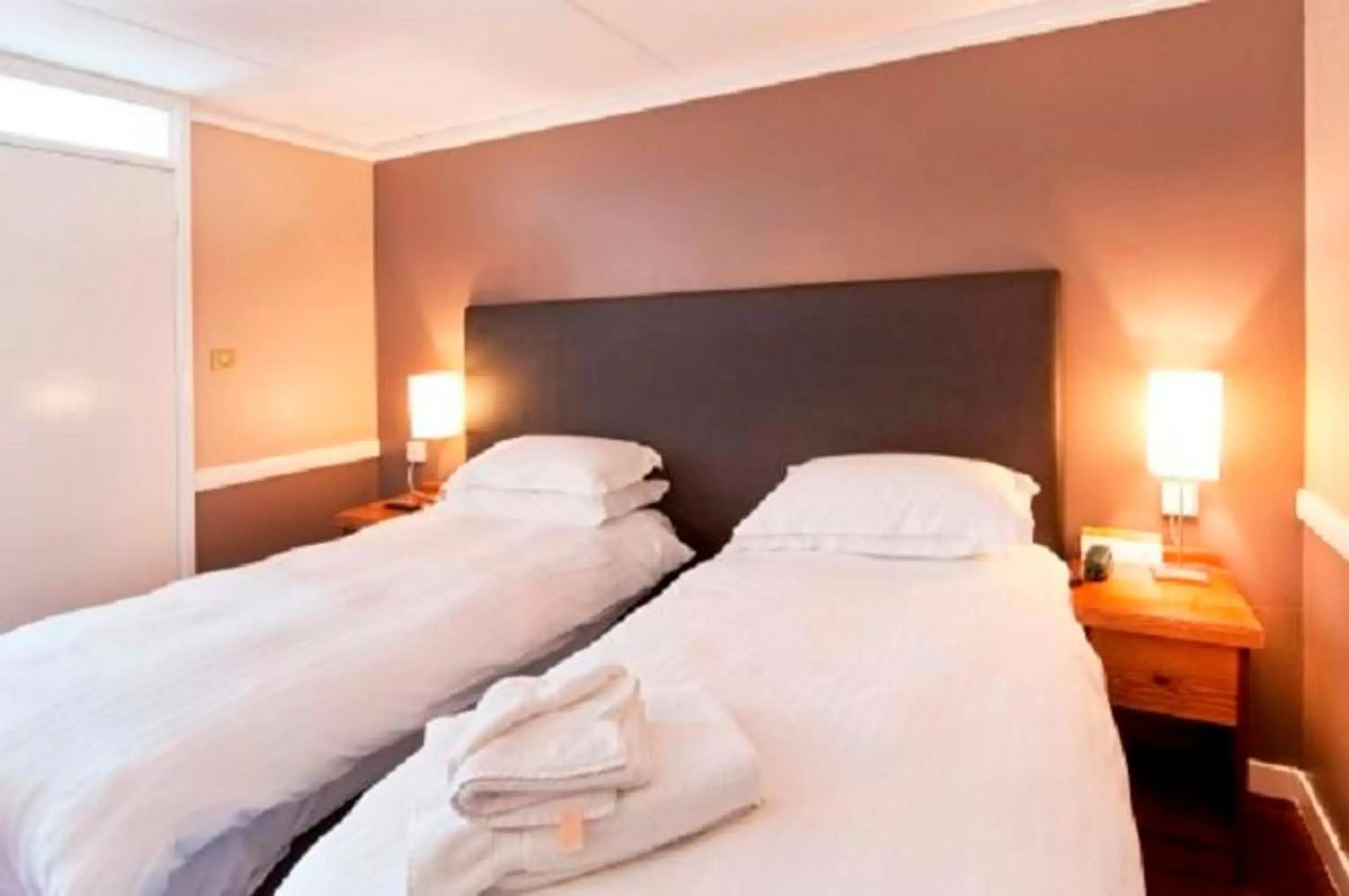 Twin Room in King's Head Hotel By Greene King Inns Twin Room in King's Head Hotel By Greene King Inns