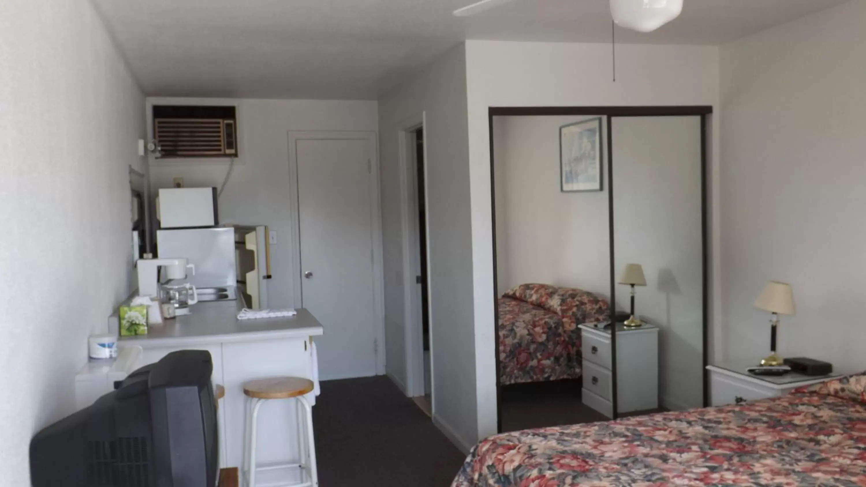 Queen Room with Balcony in Twin Lakes Inn Queen Room with Balcony in Twin Lakes Inn