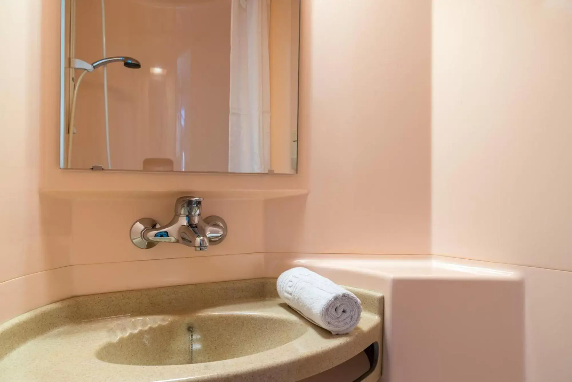 Triple Room with 2 Single Beds and 1 Bunk Bed in Premiere Classe Saintes Triple Room with 2 Single Beds and 1 Bunk Bed in Premiere Classe Saintes