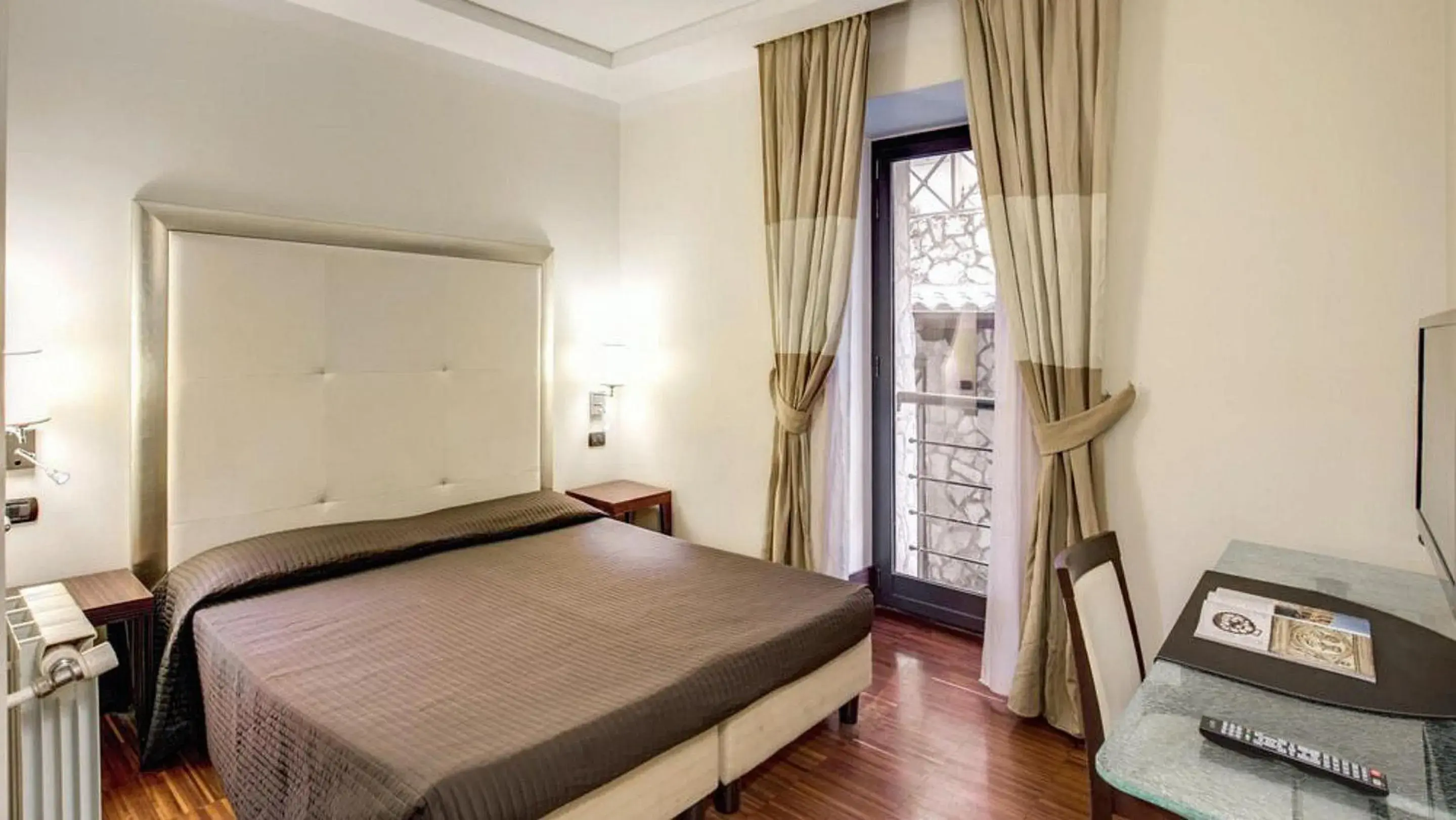 Standard Twin Room in The Strand Hotel Standard Twin Room in The Strand Hotel