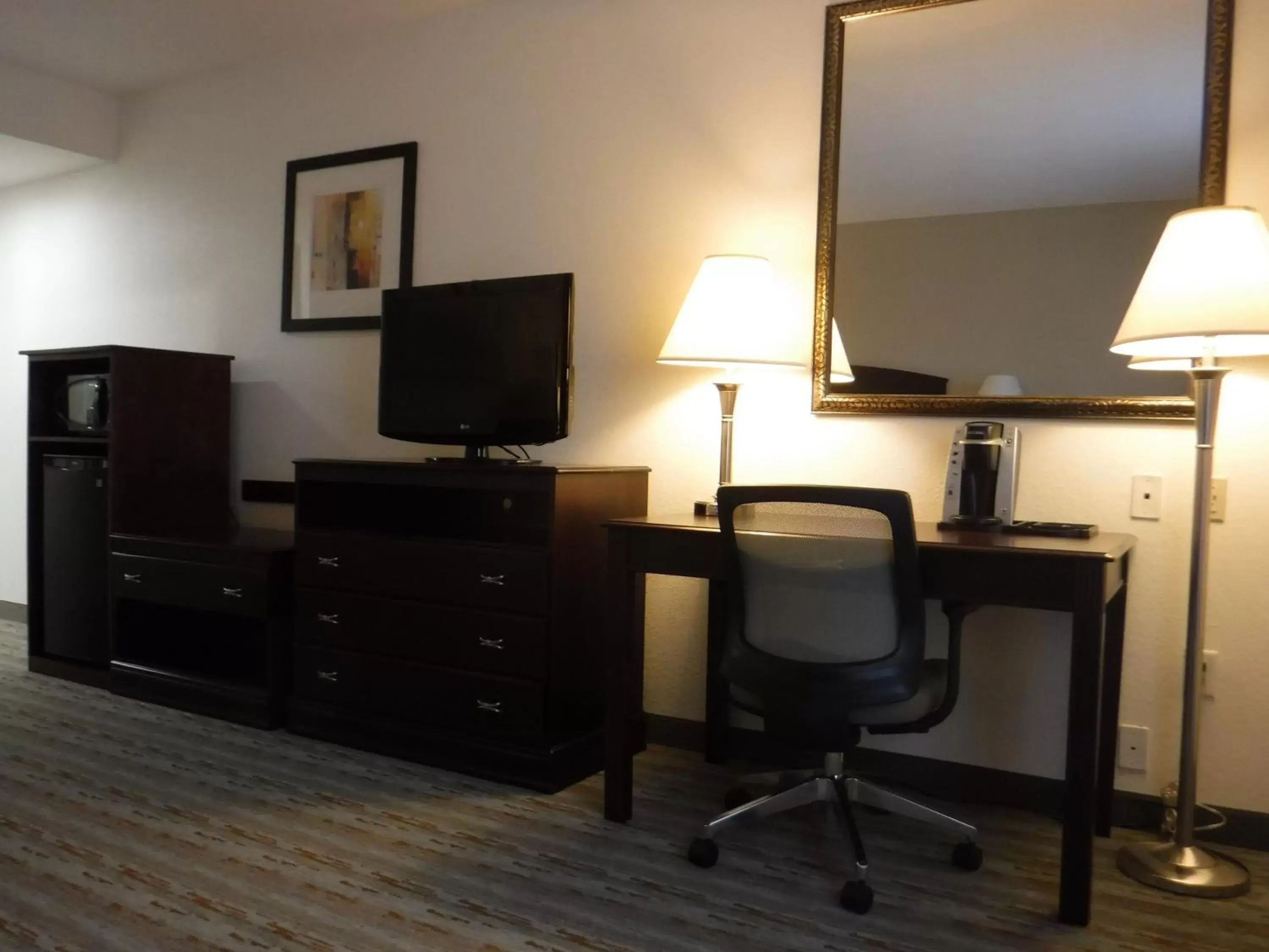Standard Queen Room with Two Queen Beds and Communication Assistance in Holiday Inn Express West Jefferson, an IHG Hotel Standard Queen Room with Two Queen Beds and Communication Assistance in Holiday Inn Express West Jefferson, an IHG Hotel