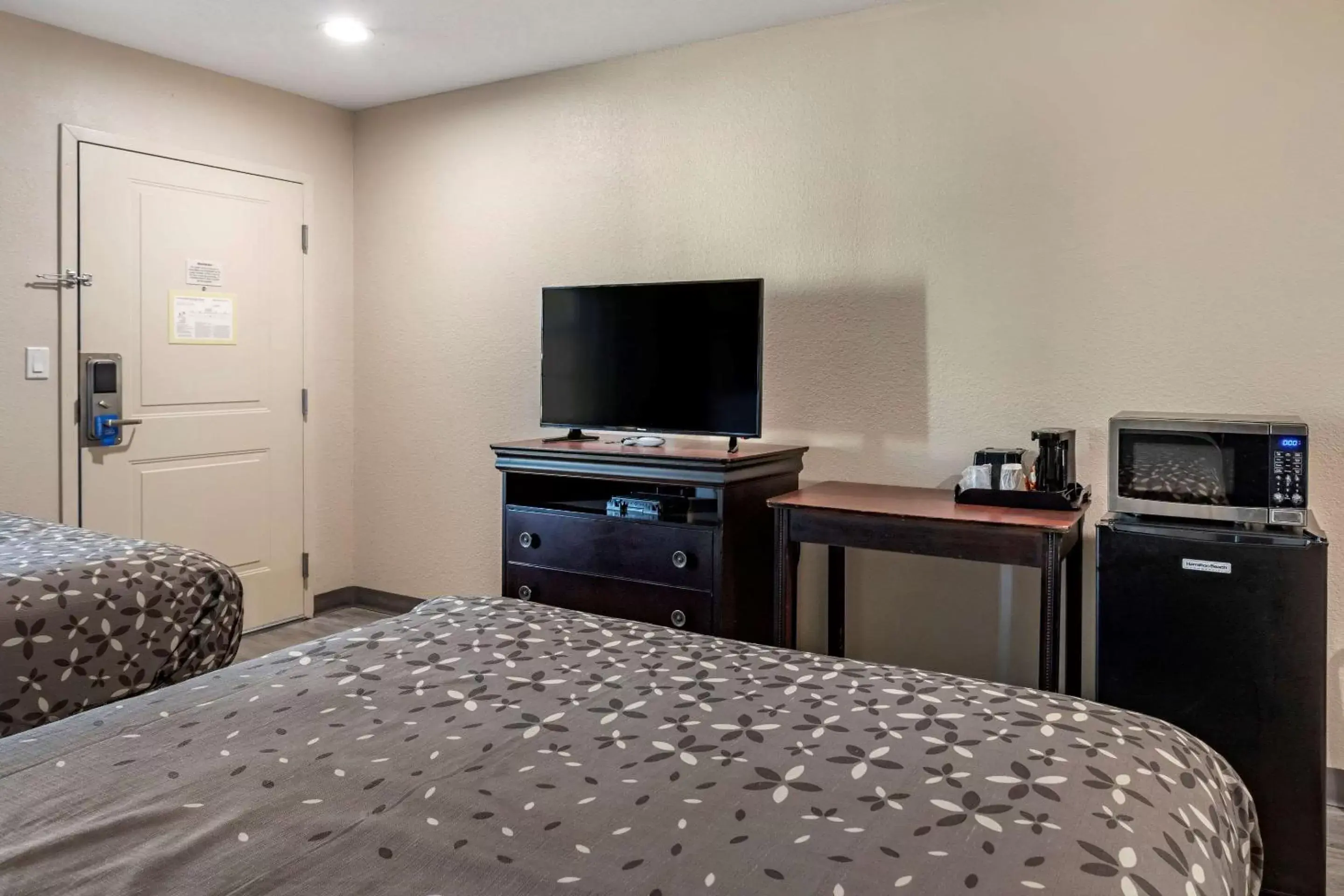 Standard Double Room with Two Double Beds - Non-Smoking in Rodeway Inn Standard Double Room with Two Double Beds - Non-Smoking in Rodeway Inn