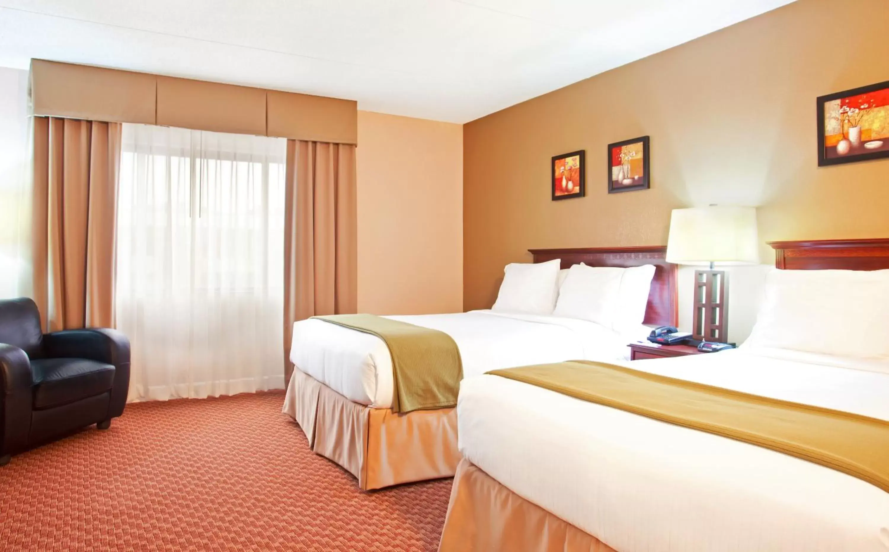 Standard Double Room with Two Double Beds and Balcony in Holiday Inn Express Schaumburg-Rolling Meadows, an IHG Hotel Standard Double Room with Two Double Beds and Balcony in Holiday Inn Express Schaumburg-Rolling Meadows, an IHG Hotel