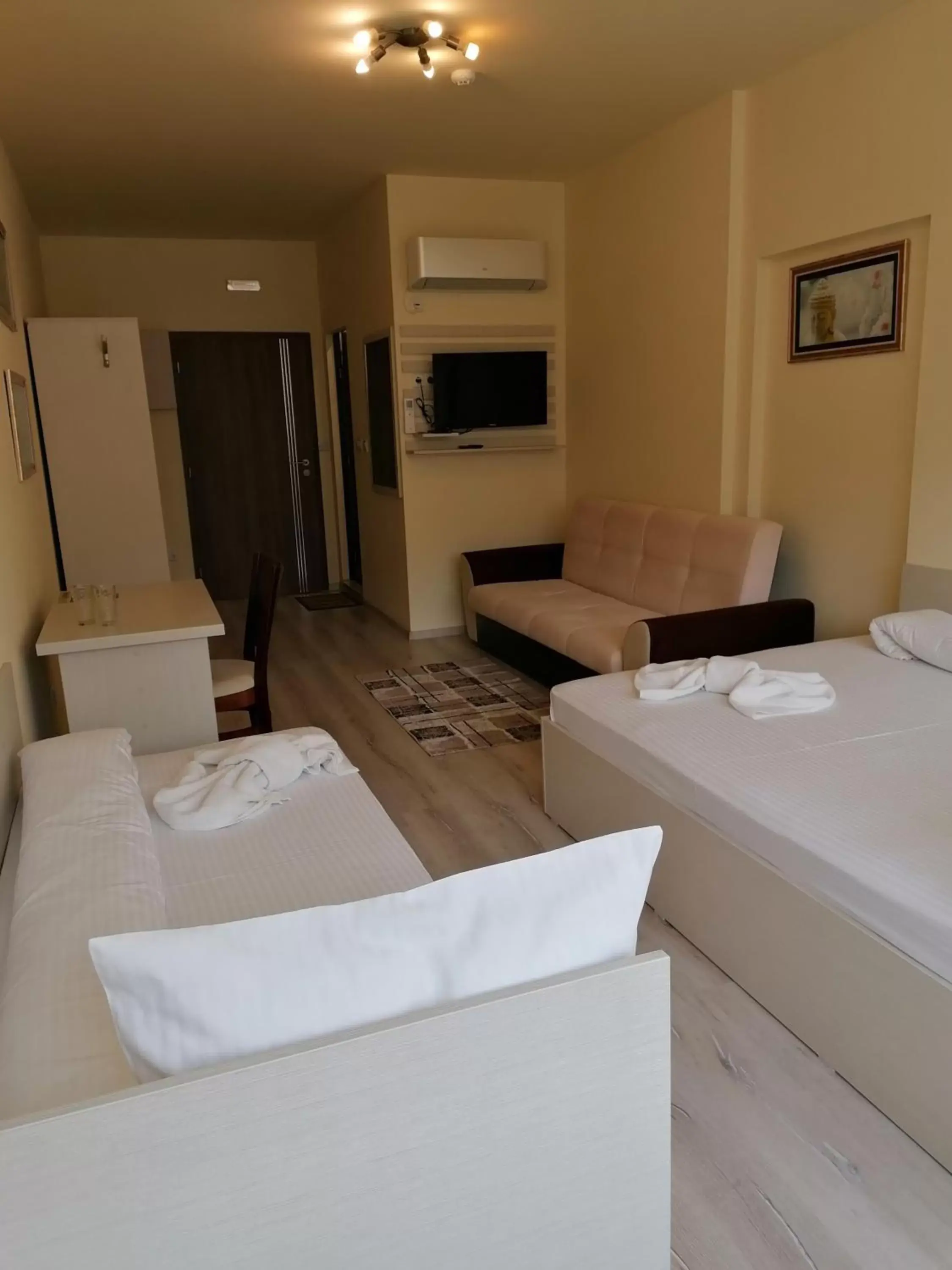 Comfort Quadruple Room in Hotel Lago Peshtera Comfort Quadruple Room in Hotel Lago Peshtera