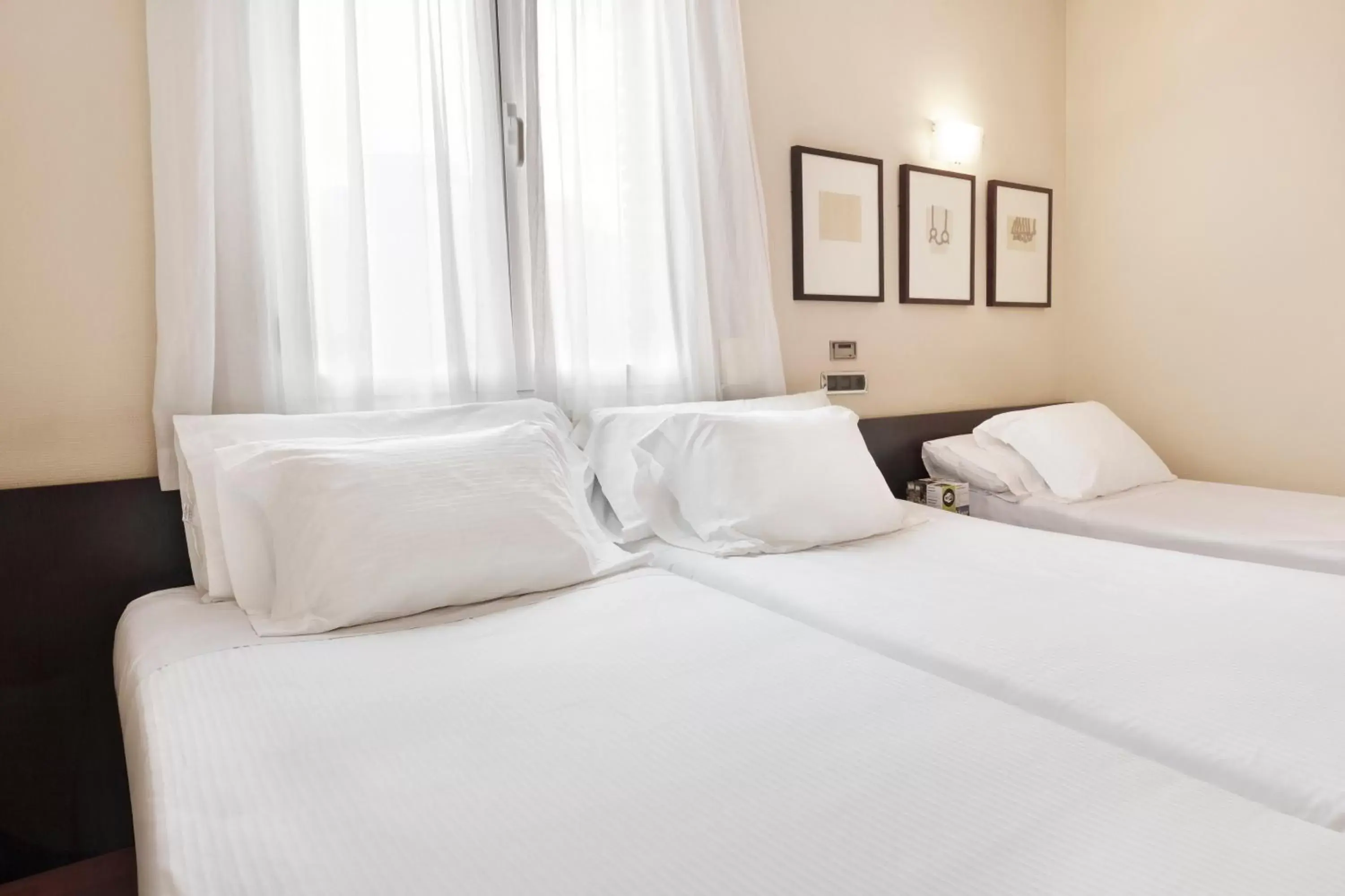 Double or Twin Room with Extra Bed (3 Adults) in Hotel Sercotel Tudela Bardenas Double or Twin Room with Extra Bed (3 Adults) in Hotel Sercotel Tudela Bardenas