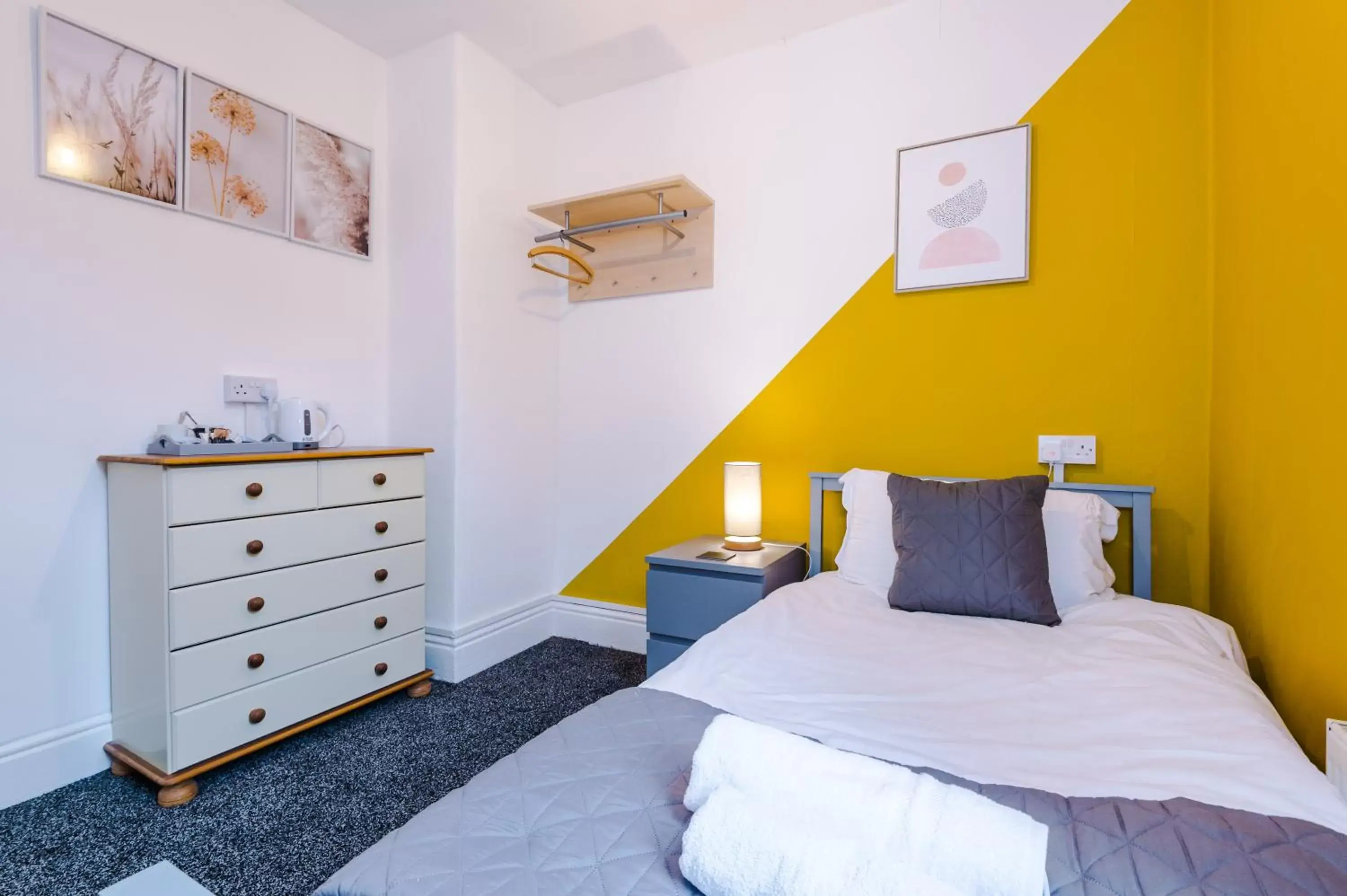 Single Room with Bathroom - single occupancy in Pebbles Guest House Single Room with Bathroom - single occupancy in Pebbles Guest House