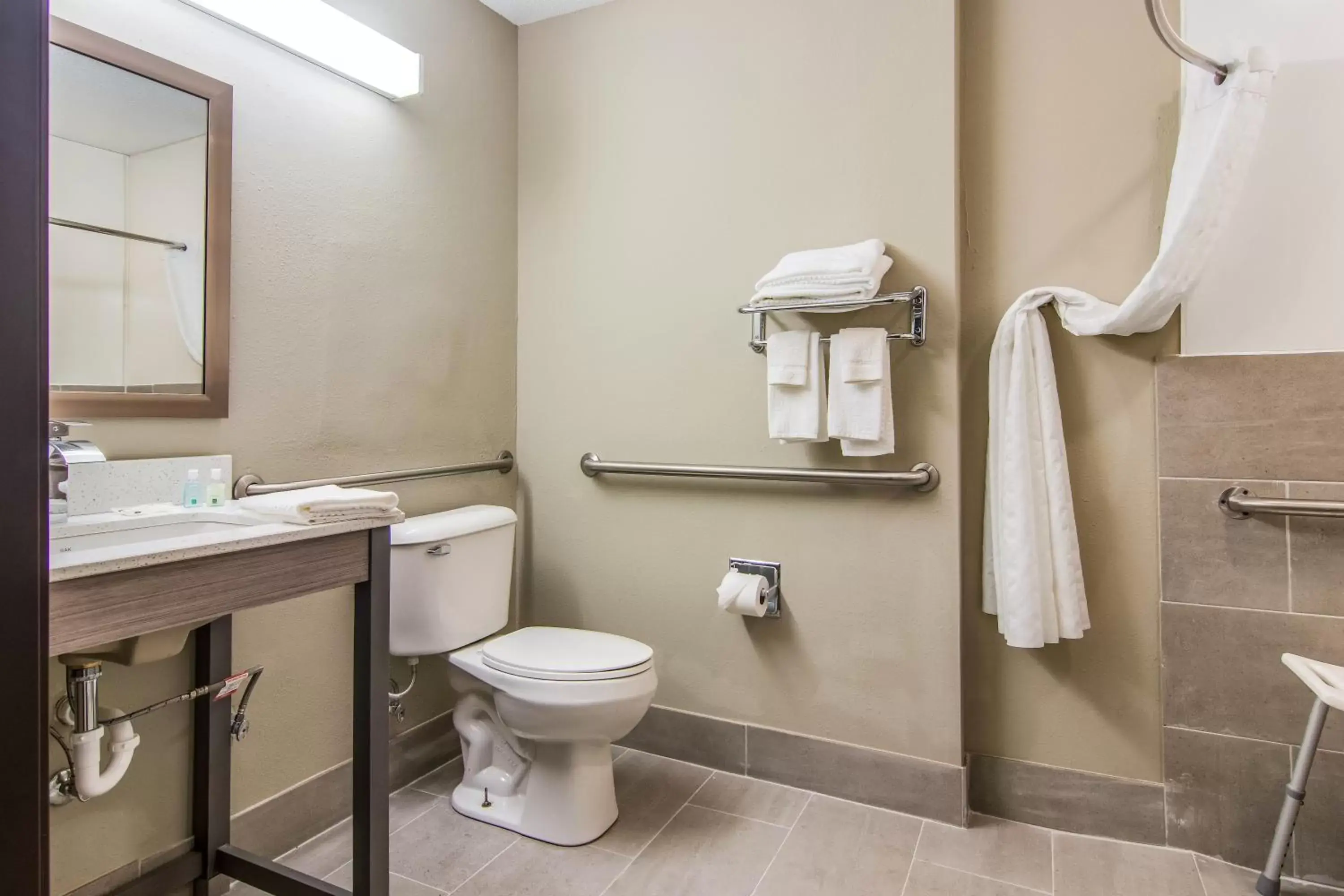 Superior Queen Room - Accessible/Non Smoking in Quality Inn & Suites Grove City-Outlet Mall Superior Queen Room - Accessible/Non Smoking in Quality Inn & Suites Grove City-Outlet Mall