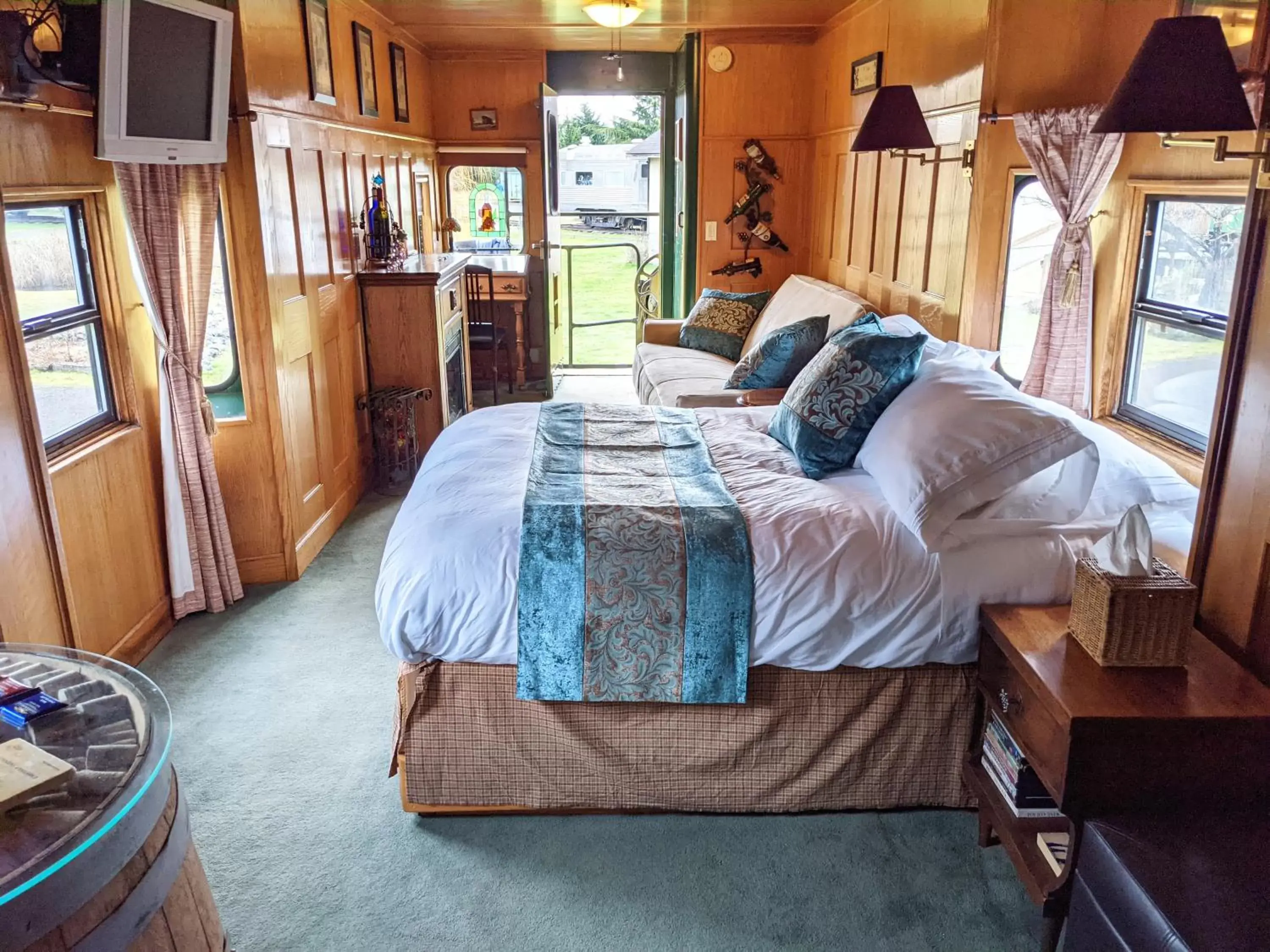 "Grape Escape" - Queen Studio Private Caboose in Olympic Railway Inn "Grape Escape" - Queen Studio Private Caboose in Olympic Railway Inn