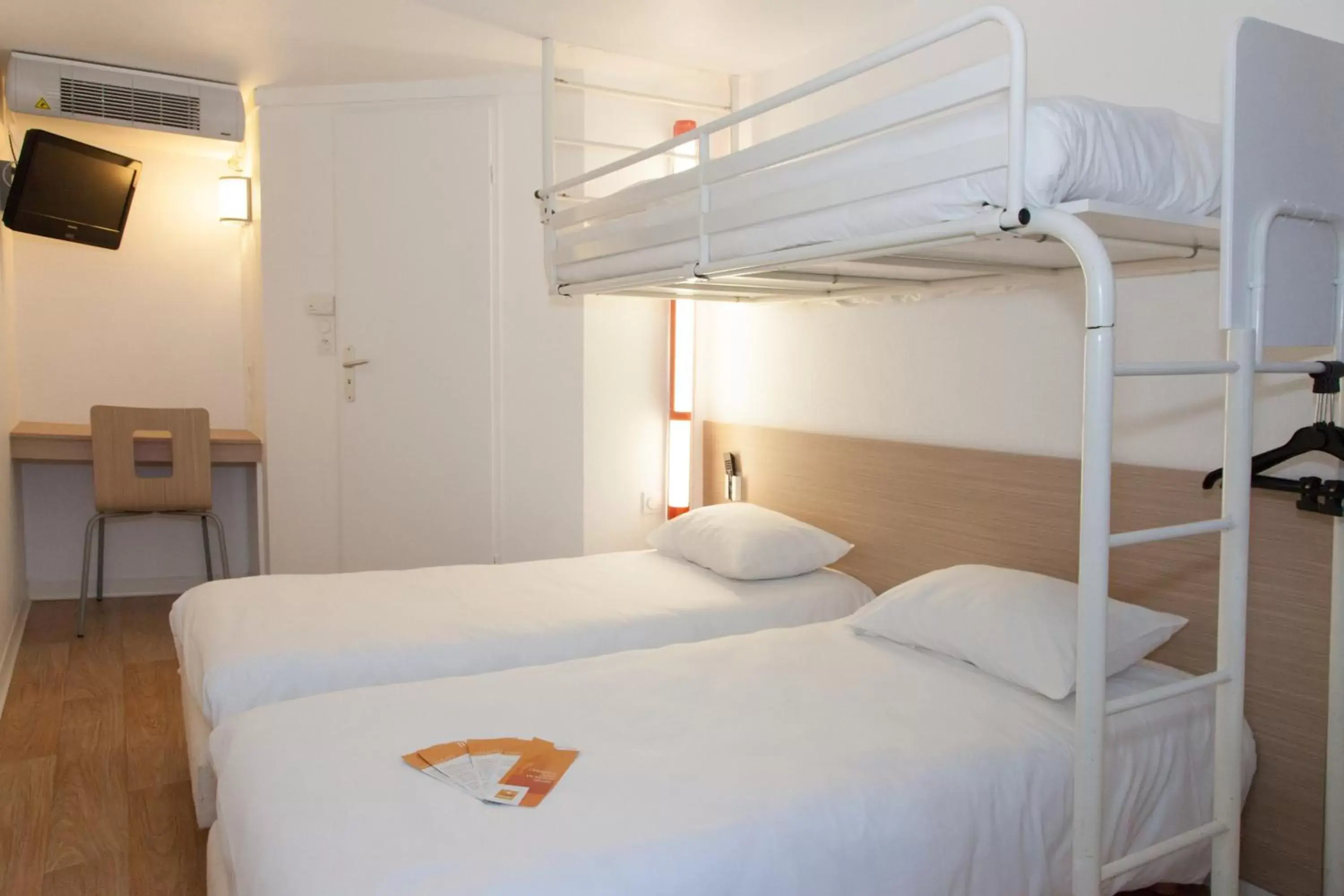 Triple Room (1 Double Bed + 1 Single Bed) in Premiere Classe Saint Malo St Jouan Des Guerets Triple Room (1 Double Bed + 1 Single Bed) in Premiere Classe Saint Malo St Jouan Des Guerets