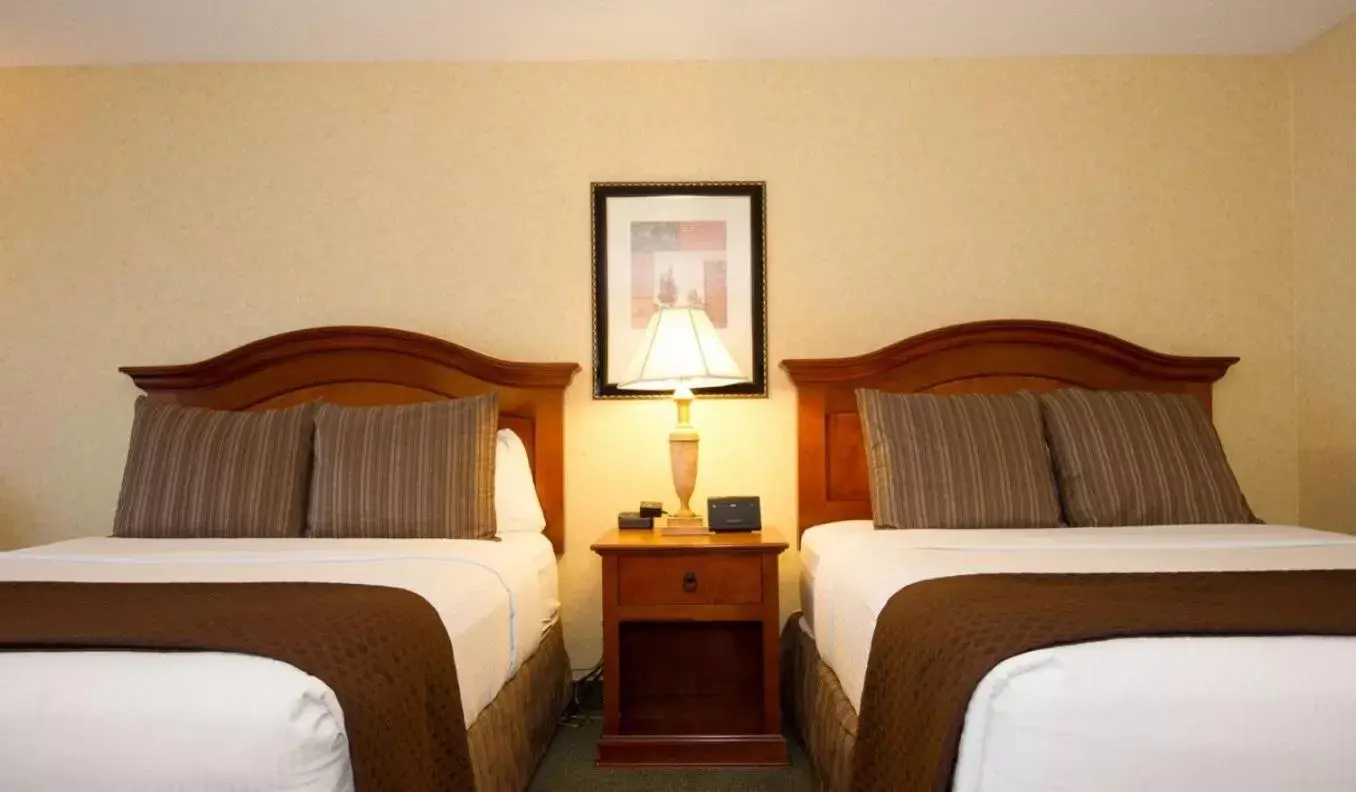 Economy Two Queen Room in Red Lion Hotel Pasco Airport & Conference Center Economy Two Queen Room in Red Lion Hotel Pasco Airport & Conference Center