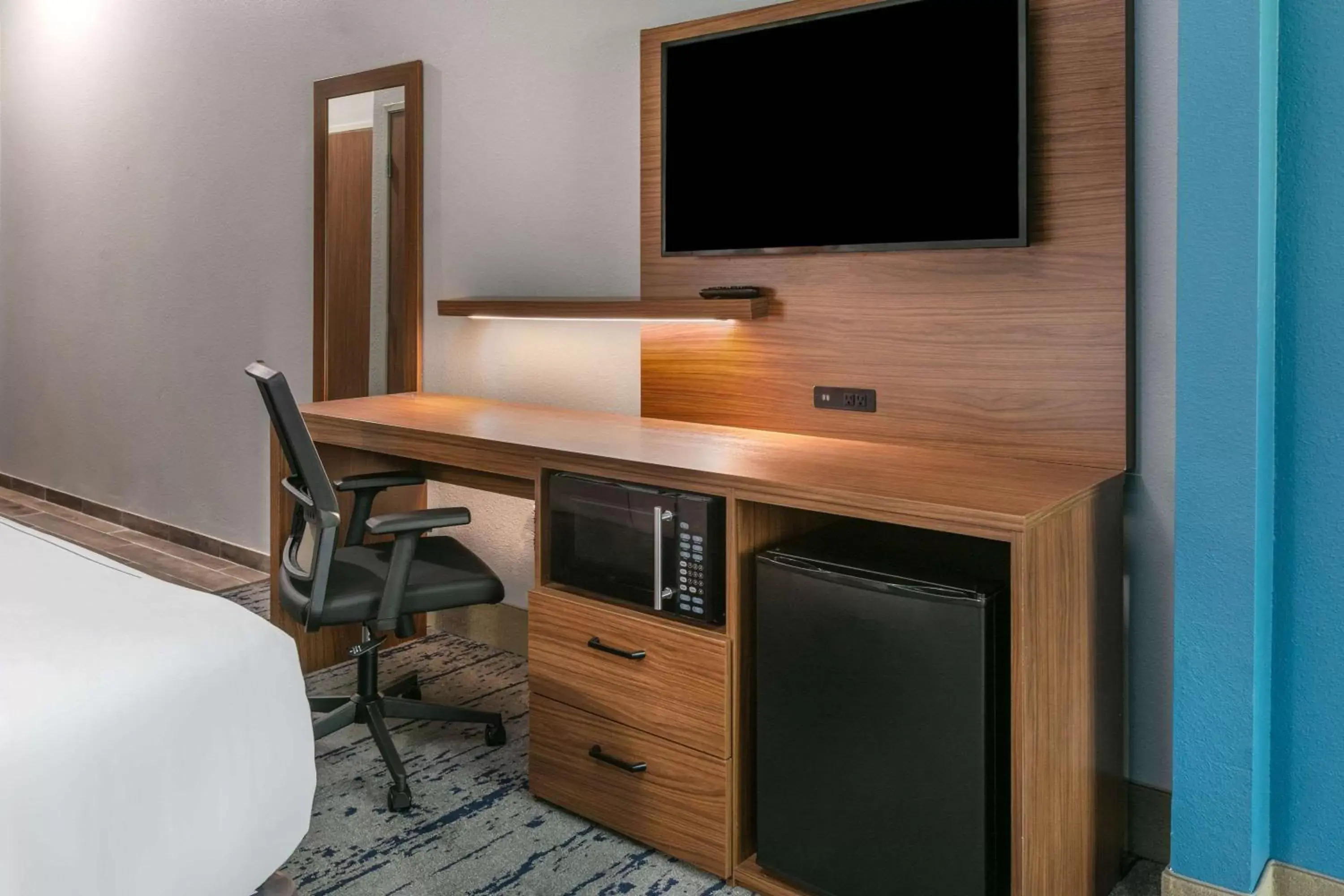 Deluxe One-Bedroom King Suite - Non-Smoking in La Quinta by Wyndham Jacksonville, Texas Deluxe One-Bedroom King Suite - Non-Smoking in La Quinta by Wyndham Jacksonville, Texas