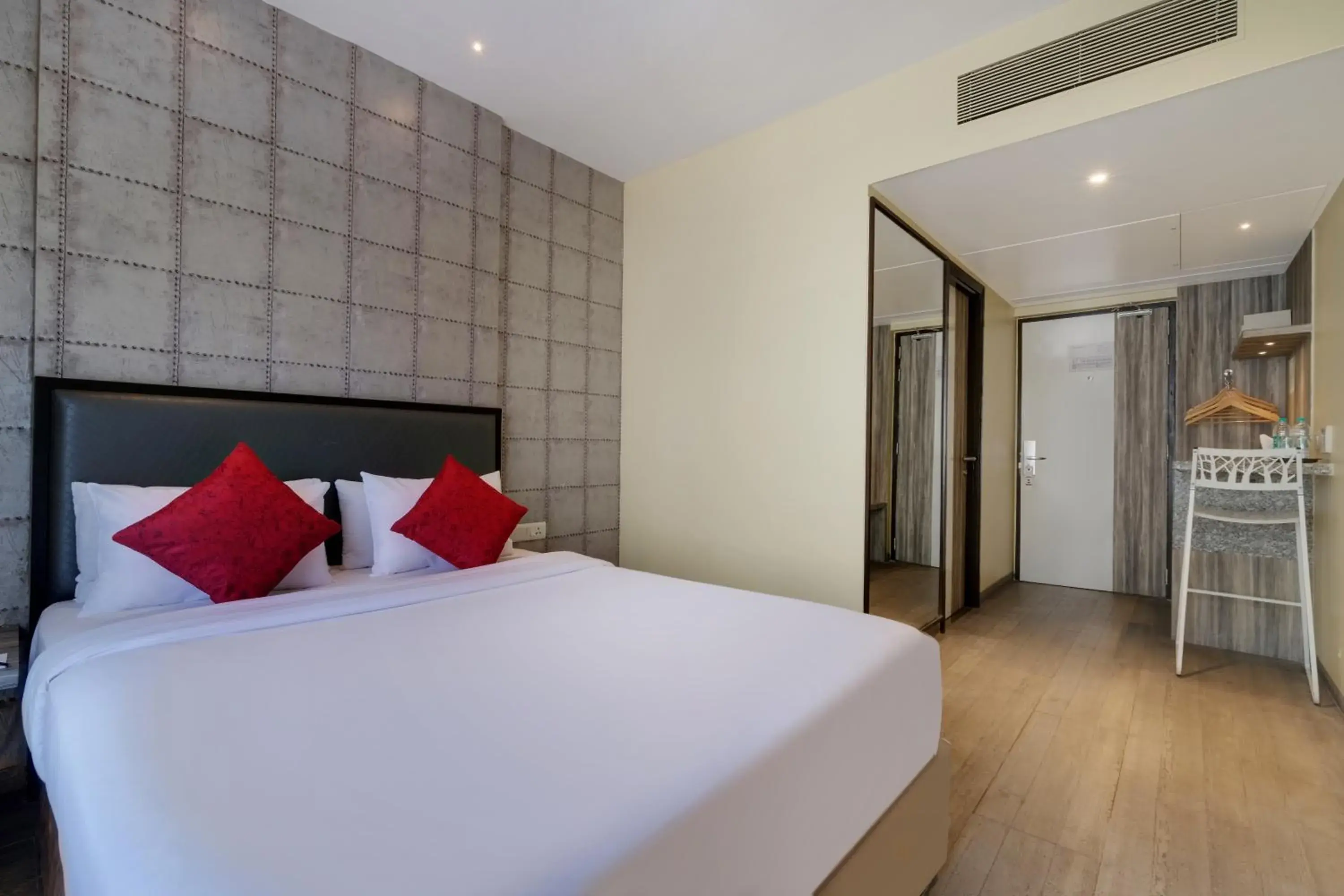 Superior Queen Room - single occupancy in 7 Apple Hotel, Vadodara Superior Queen Room - single occupancy in 7 Apple Hotel, Vadodara