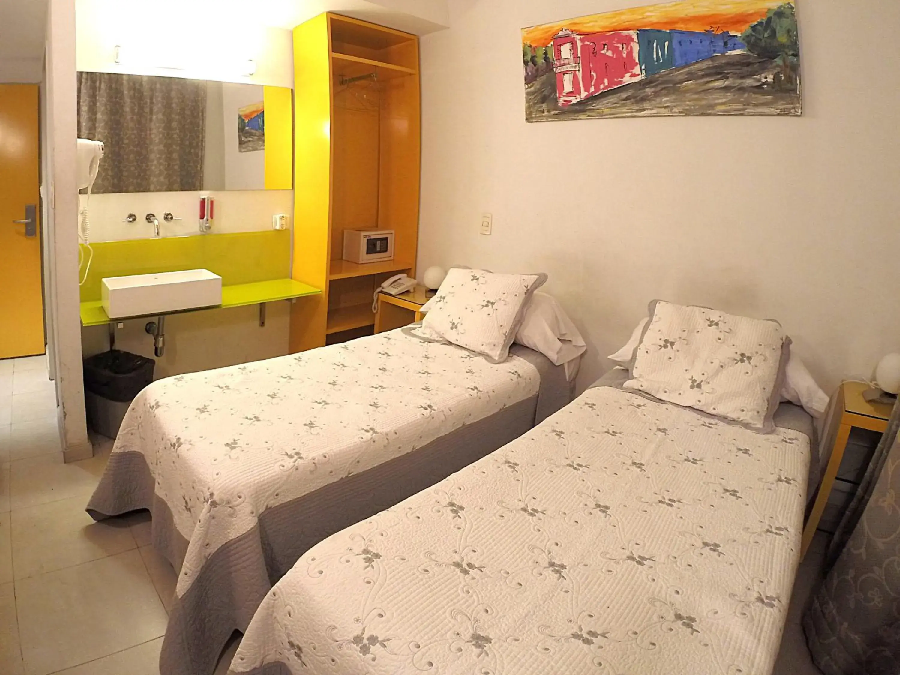 Twin Room in America Del Sur Hostel Buenos Aires Twin Room in America Del Sur Hostel Buenos Aires